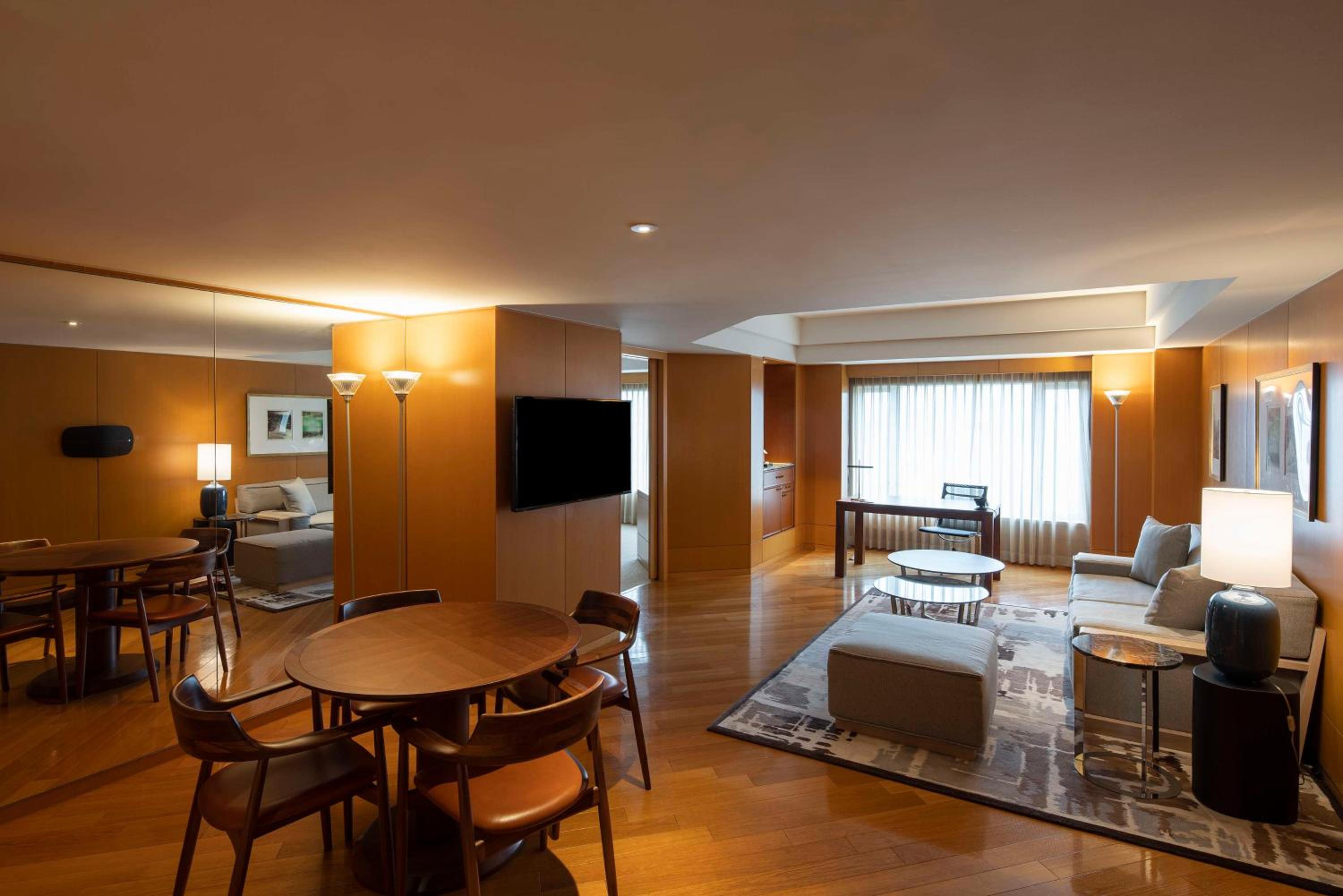 Grand Executive Suite with Two Single Beds