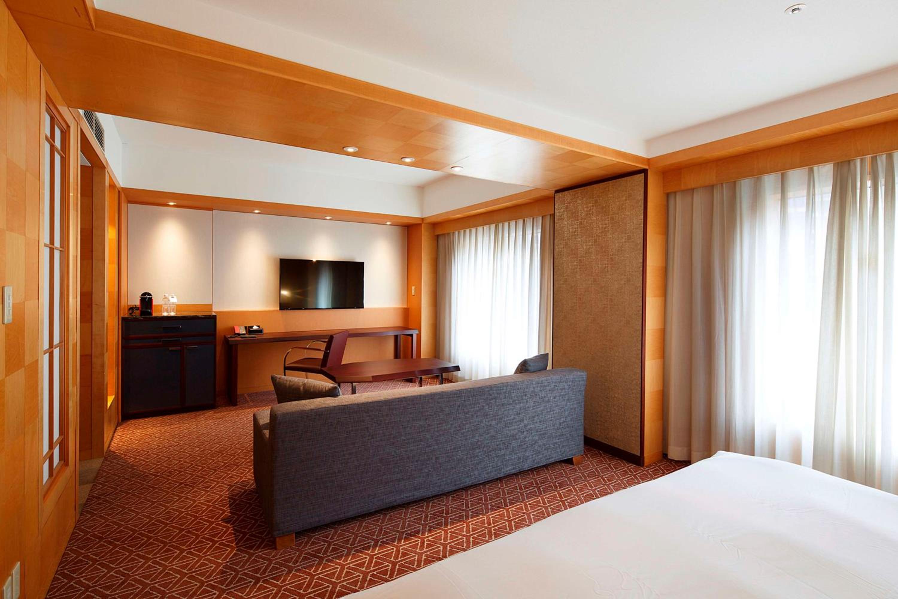 Deluxe King Room - Club Access - Photo 6