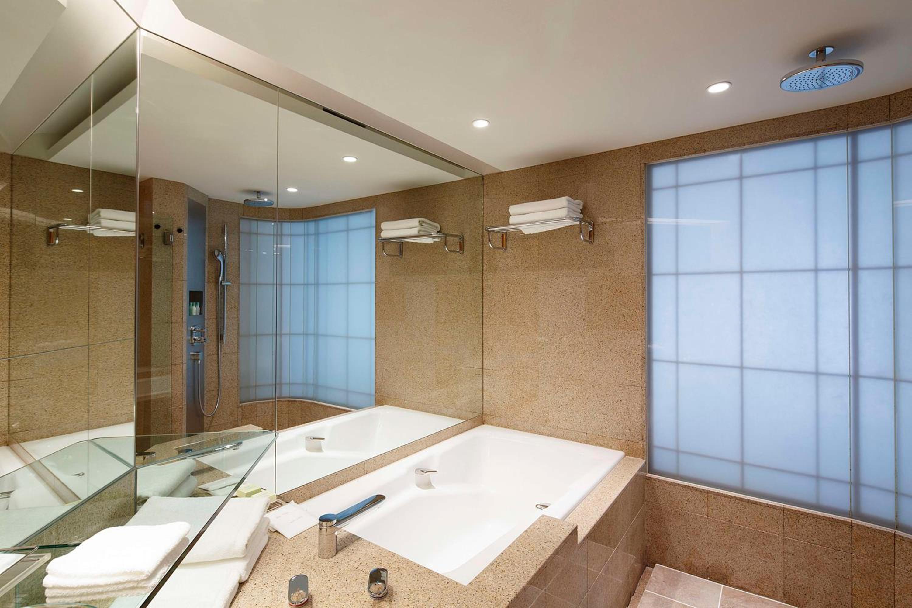 Deluxe King Room - Club Access - Photo 5