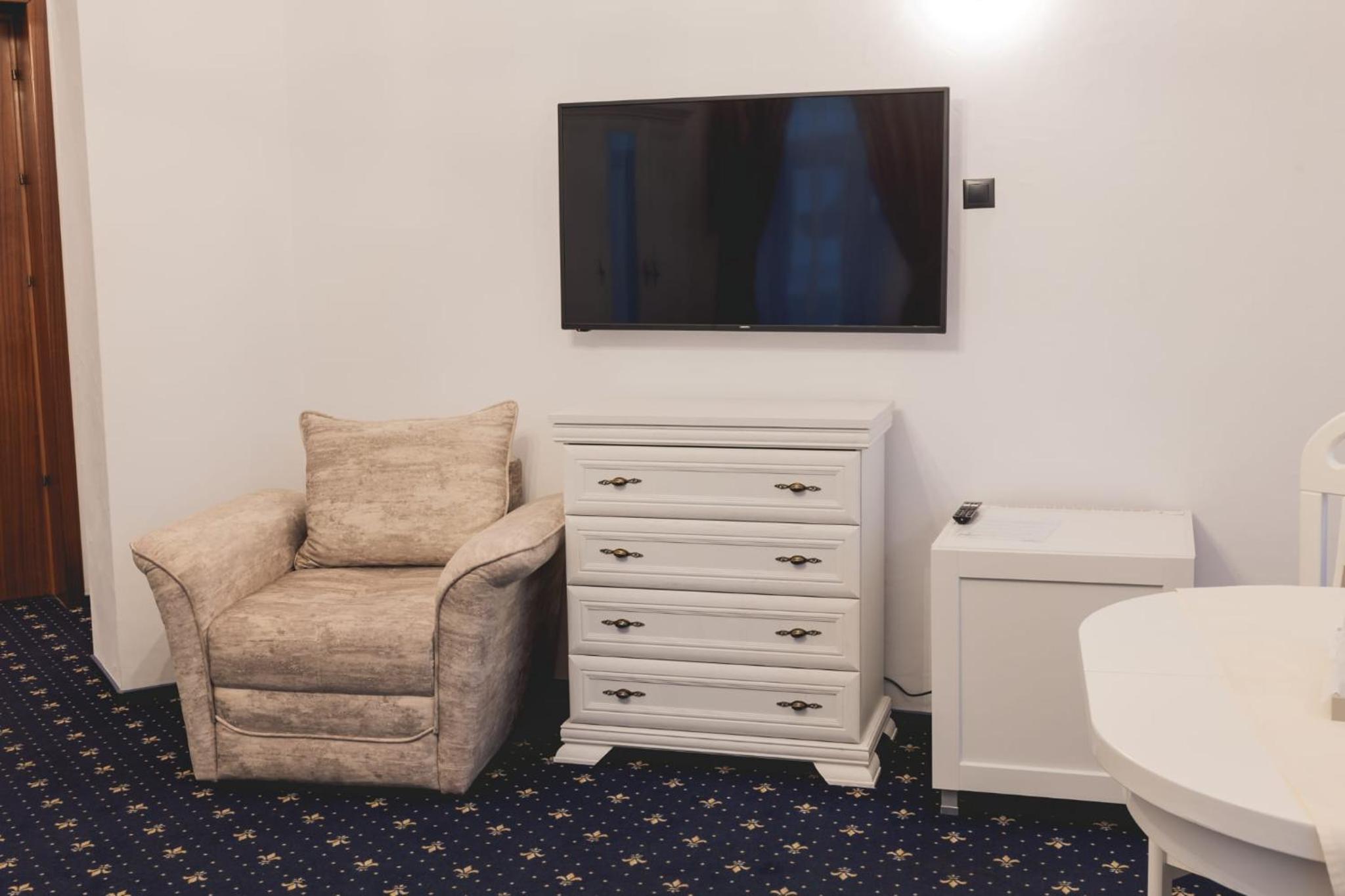 One-Bedroom Suite - Photo 7