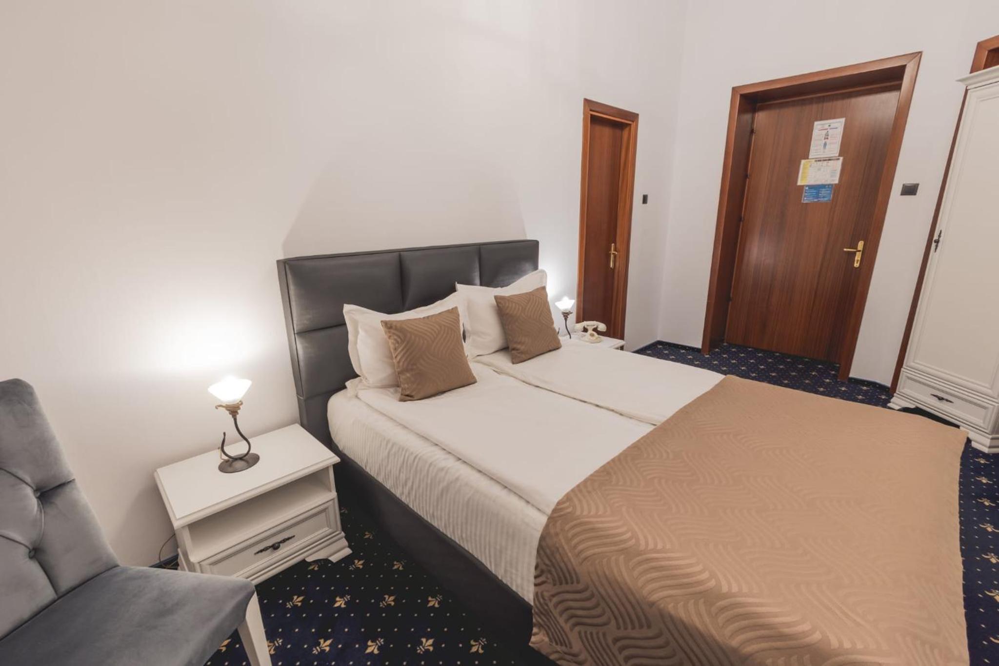 Small Double Room - Photo 13