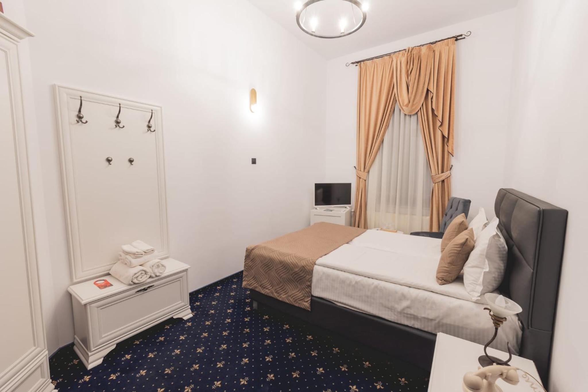 Small Double Room - Photo 14