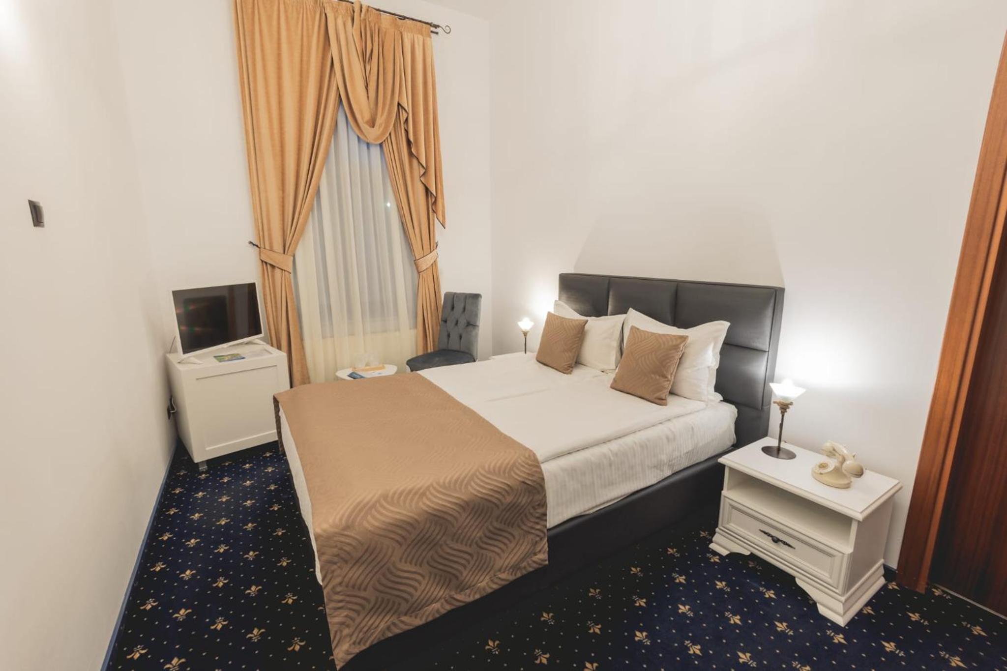 Small Double Room - Photo 12