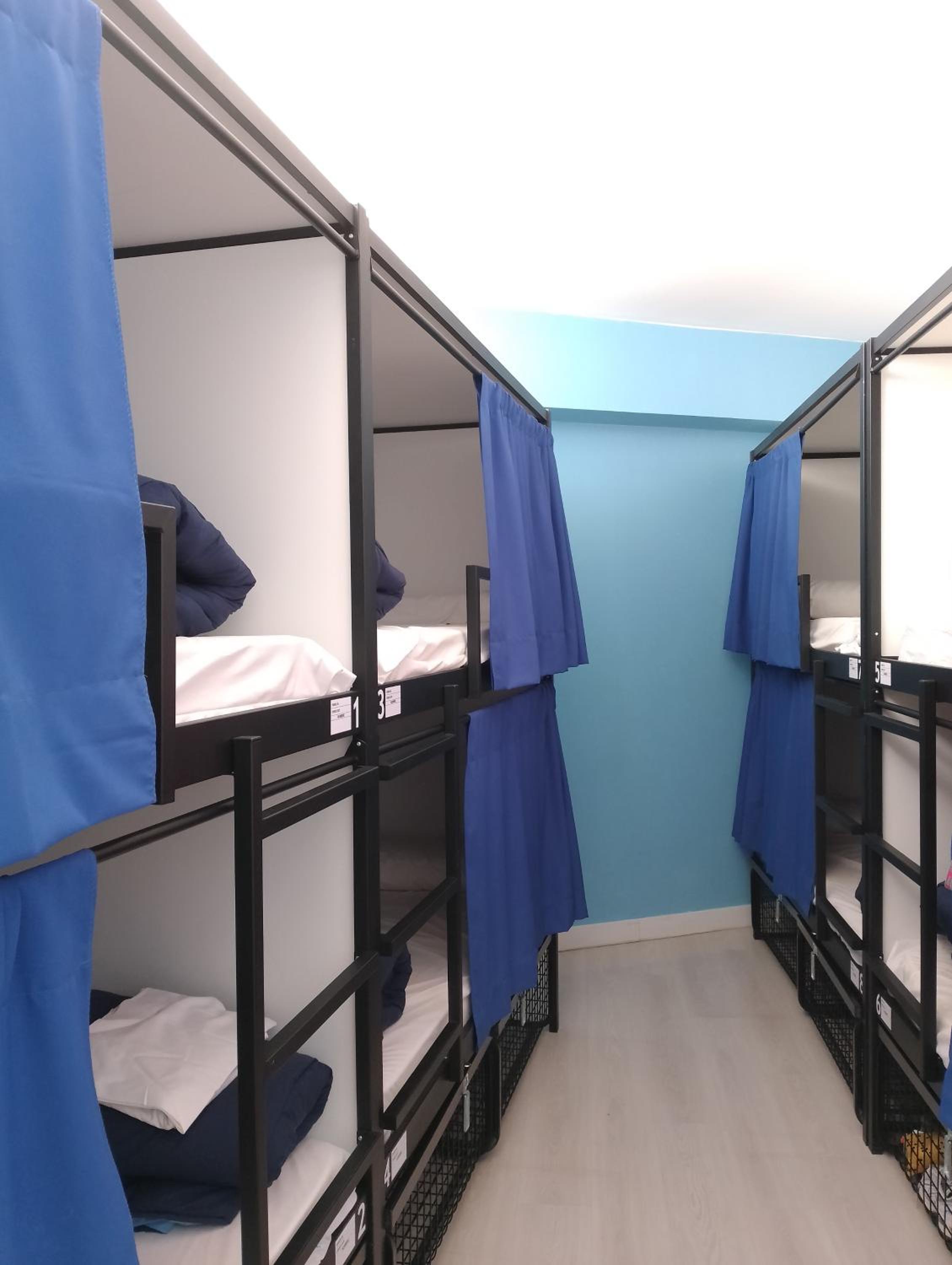 Cama en Habitación Compartida Femenina de 8 Camas