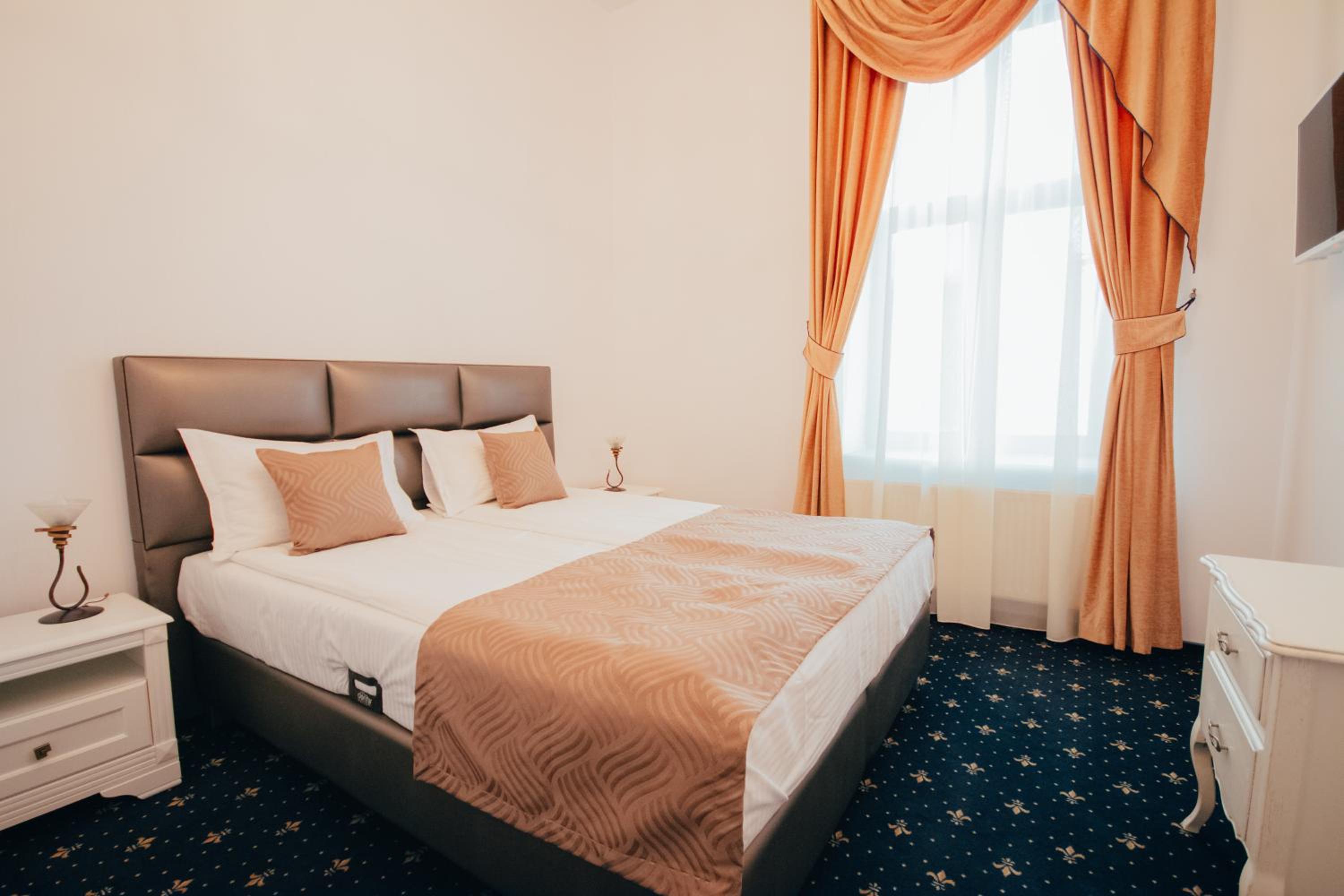 One-Bedroom Suite - Photo 18