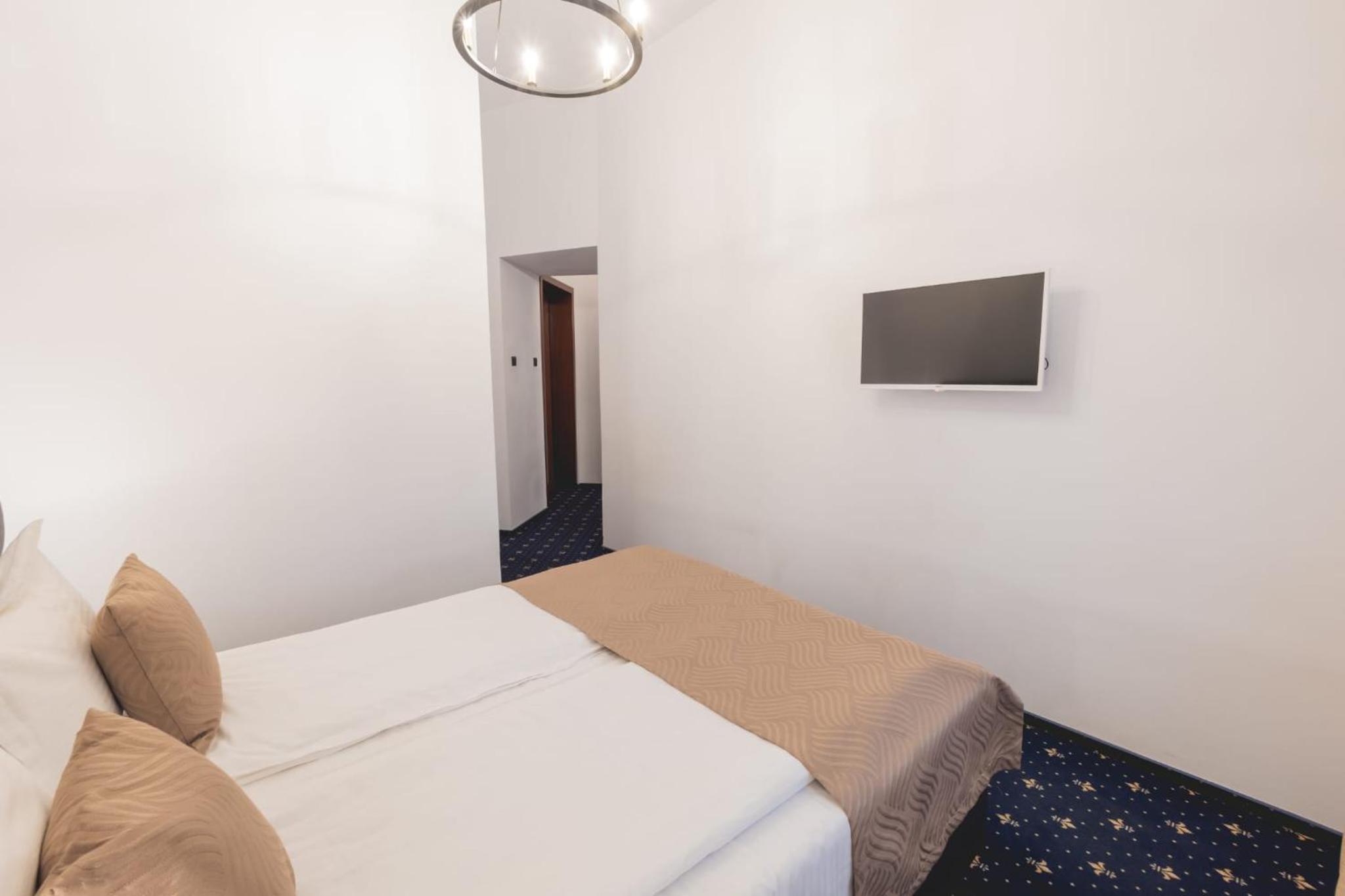 One-Bedroom Suite - Photo 12