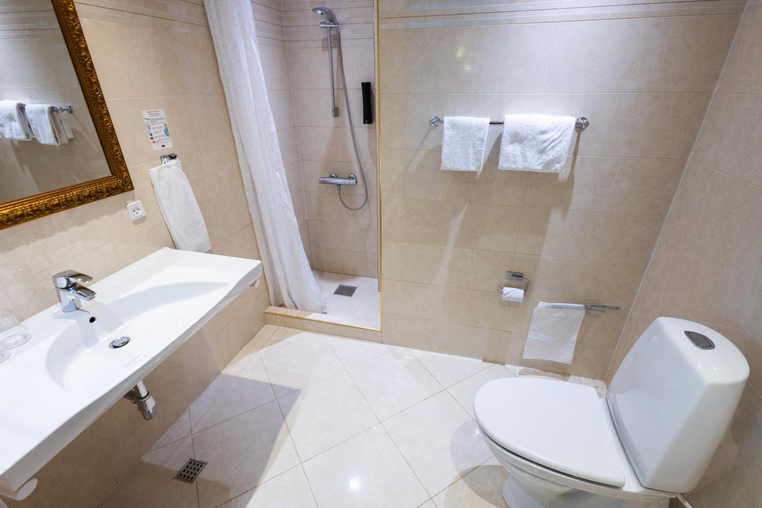 Double or Twin Room - Photo 7