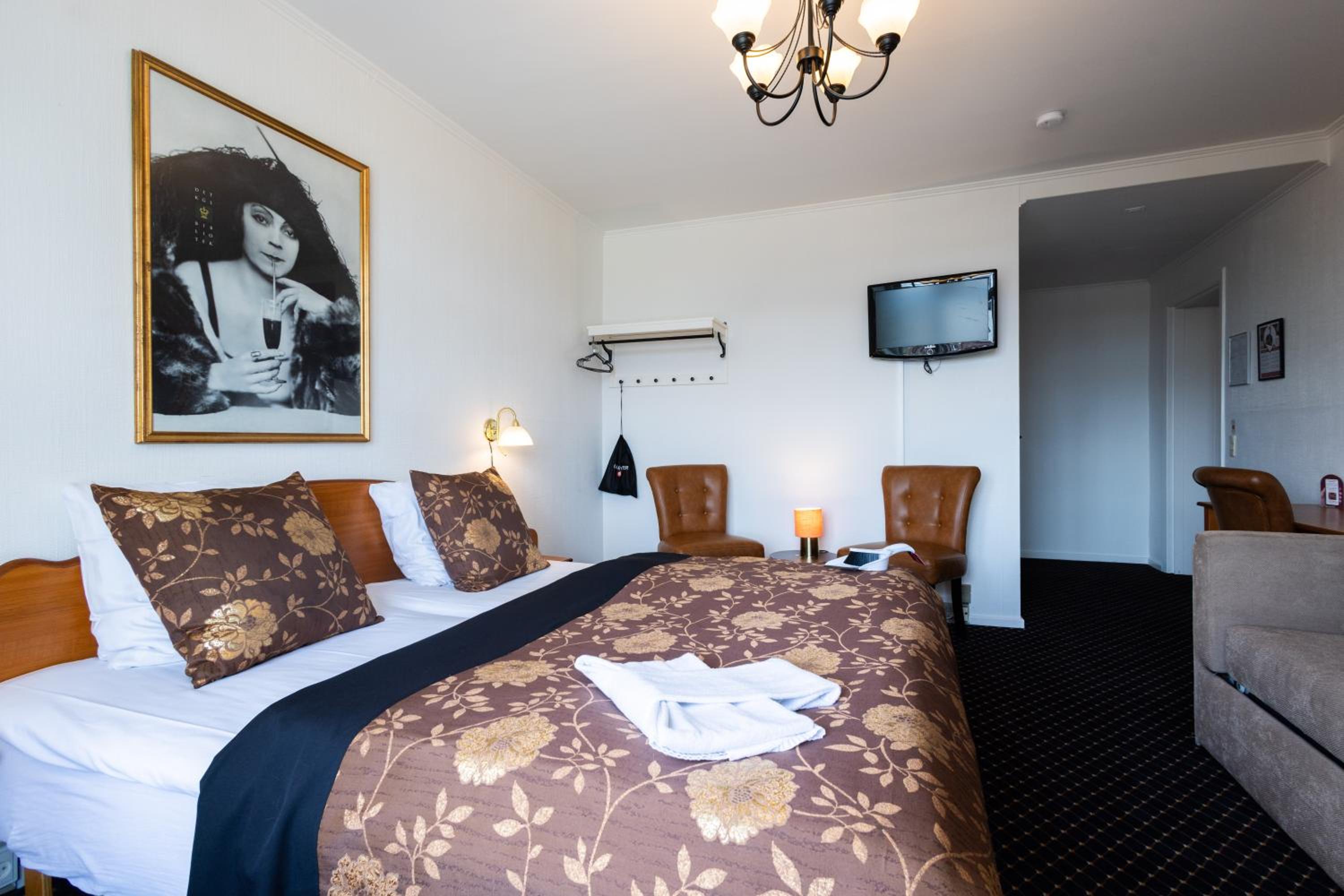 Double or Twin Room - Photo 6