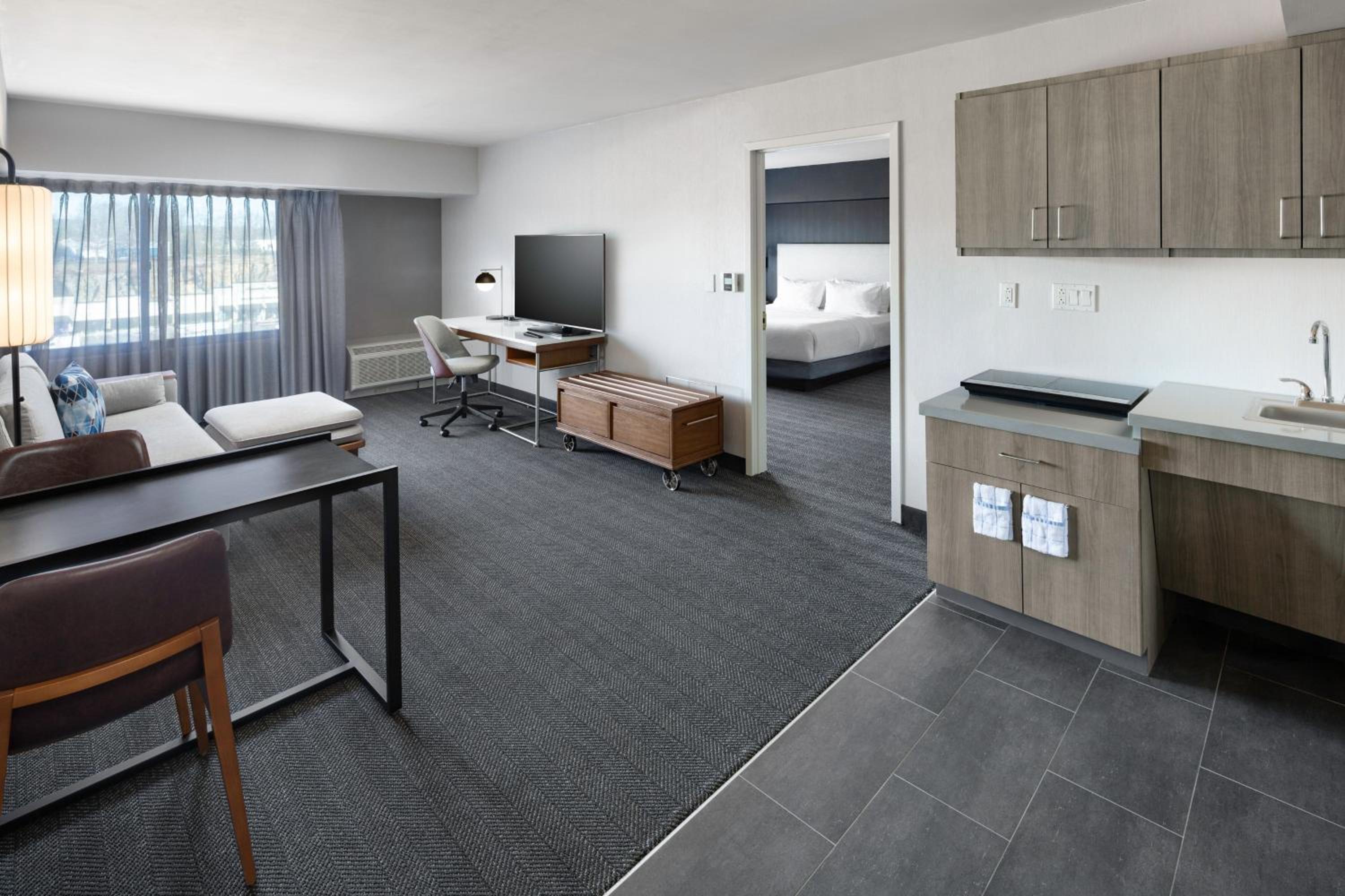 King Suite with Bathtub and Sofa Bed - Mobility Access photo 1