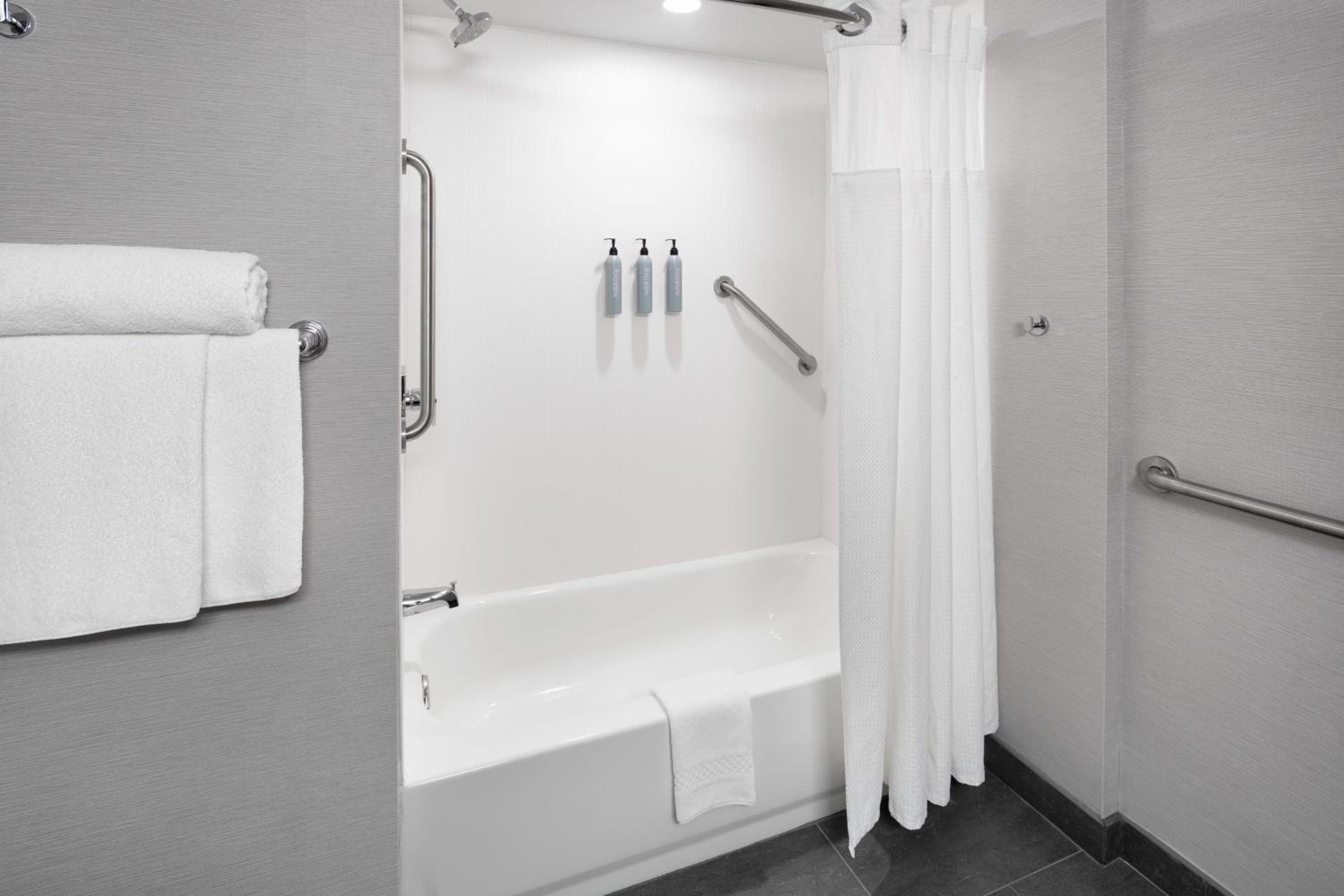 King Suite with Bathtub and Sofa Bed - Mobility Access photo 2