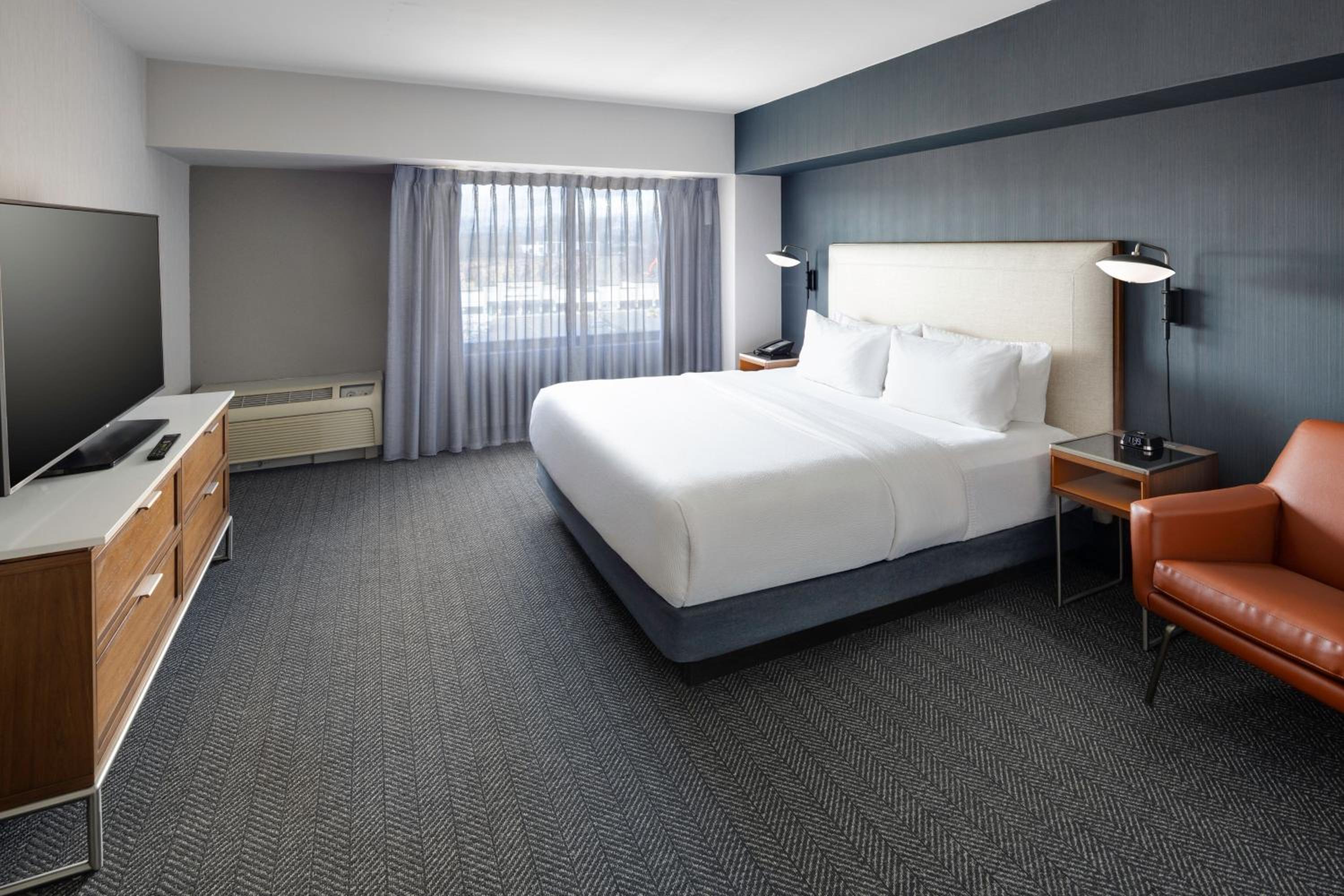 King Suite with Bathtub and Sofa Bed - Mobility Access photo 3