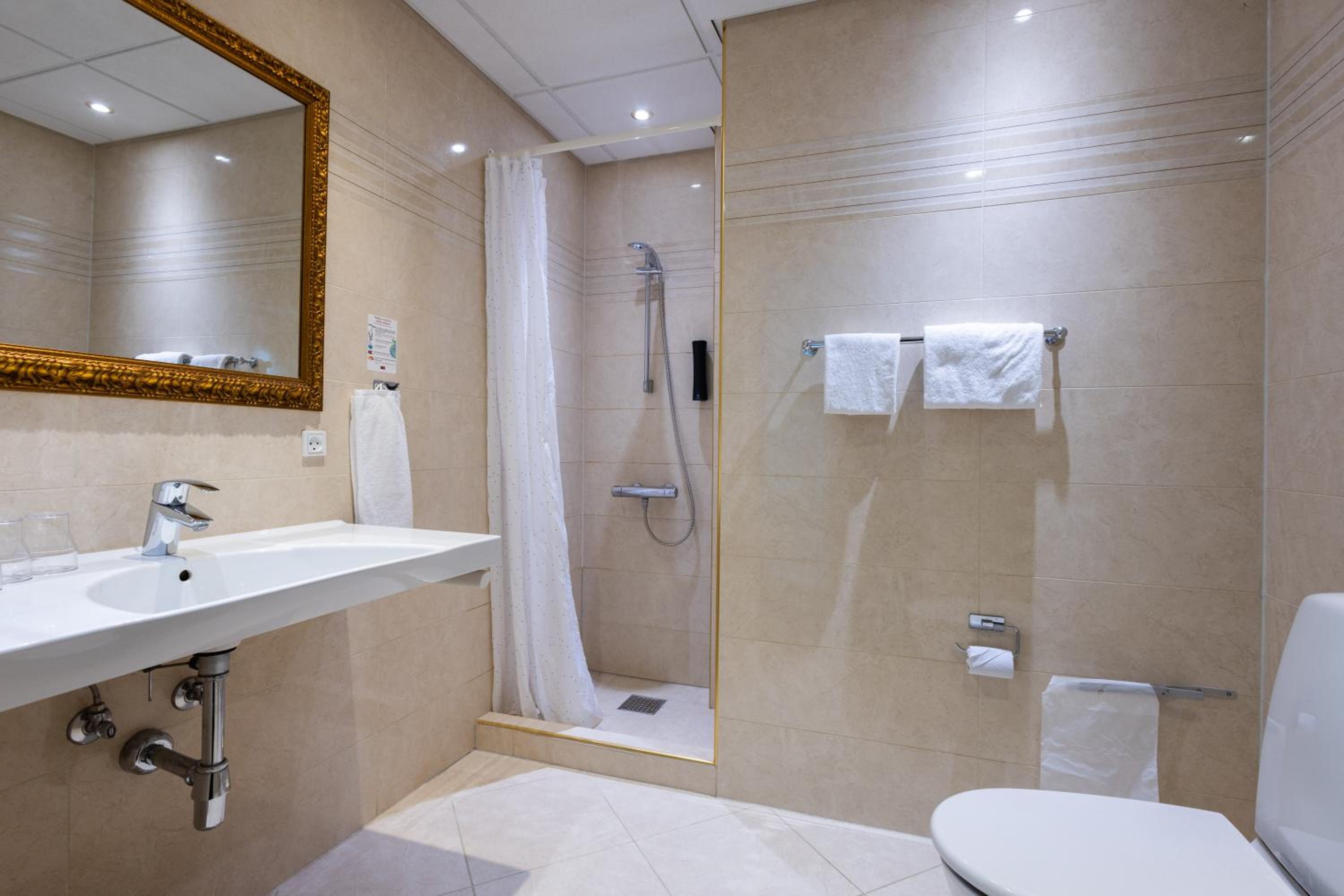 Double or Twin Room - Photo 2