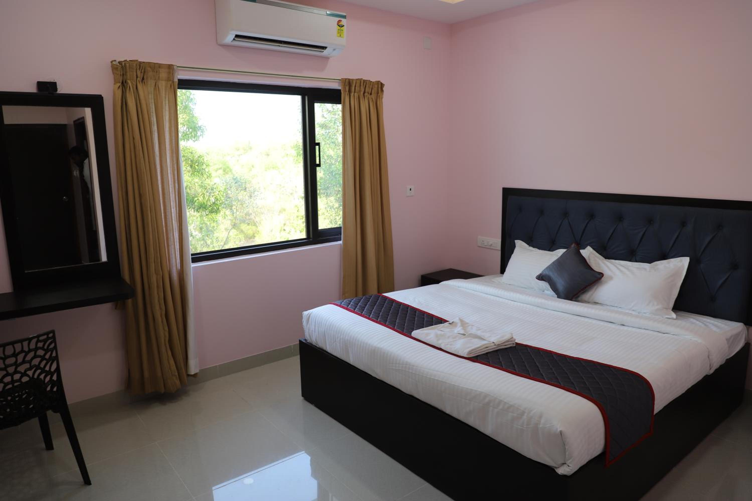 Deluxe King Room - Photo 3