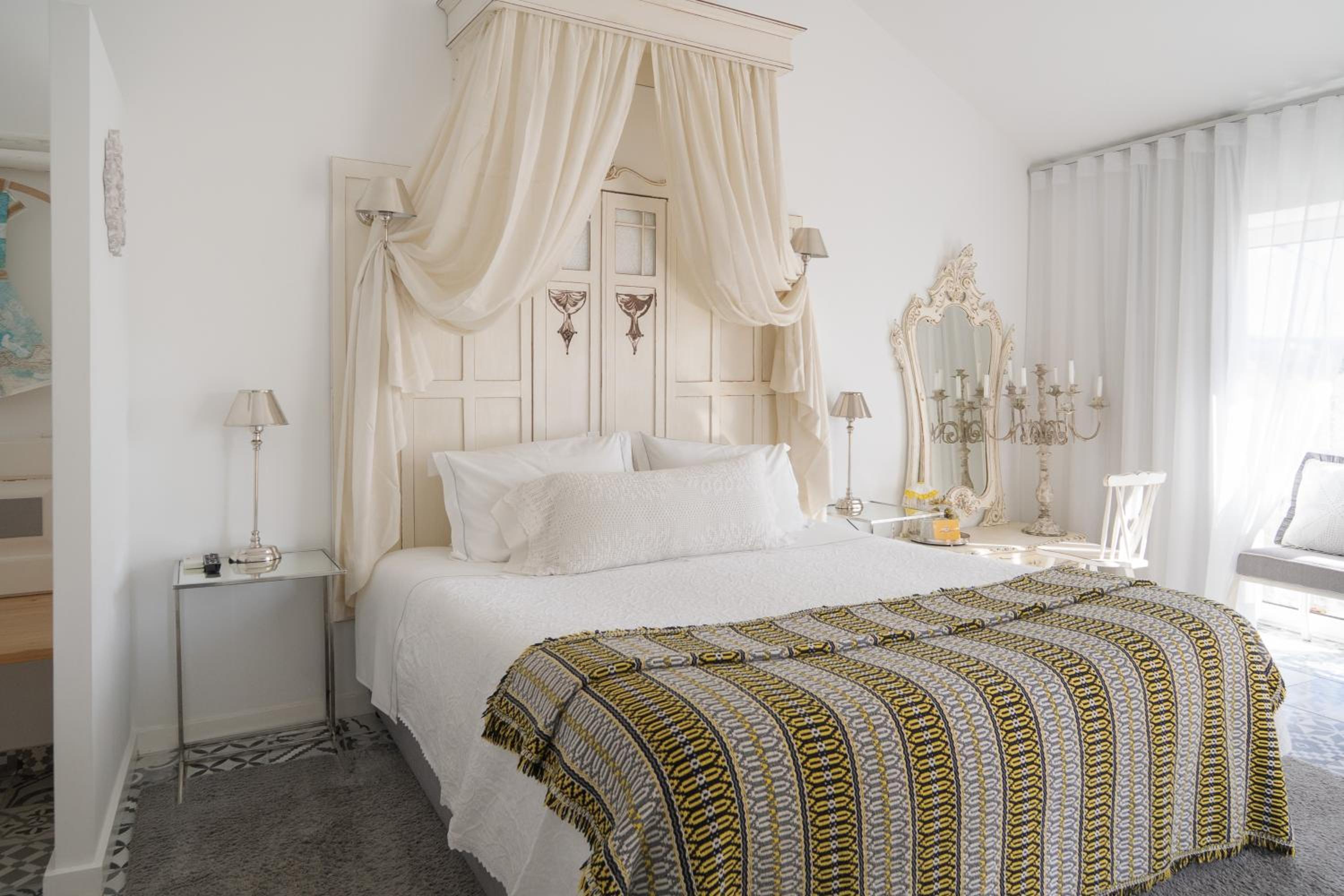 Queen Suite with City View - Photo 3