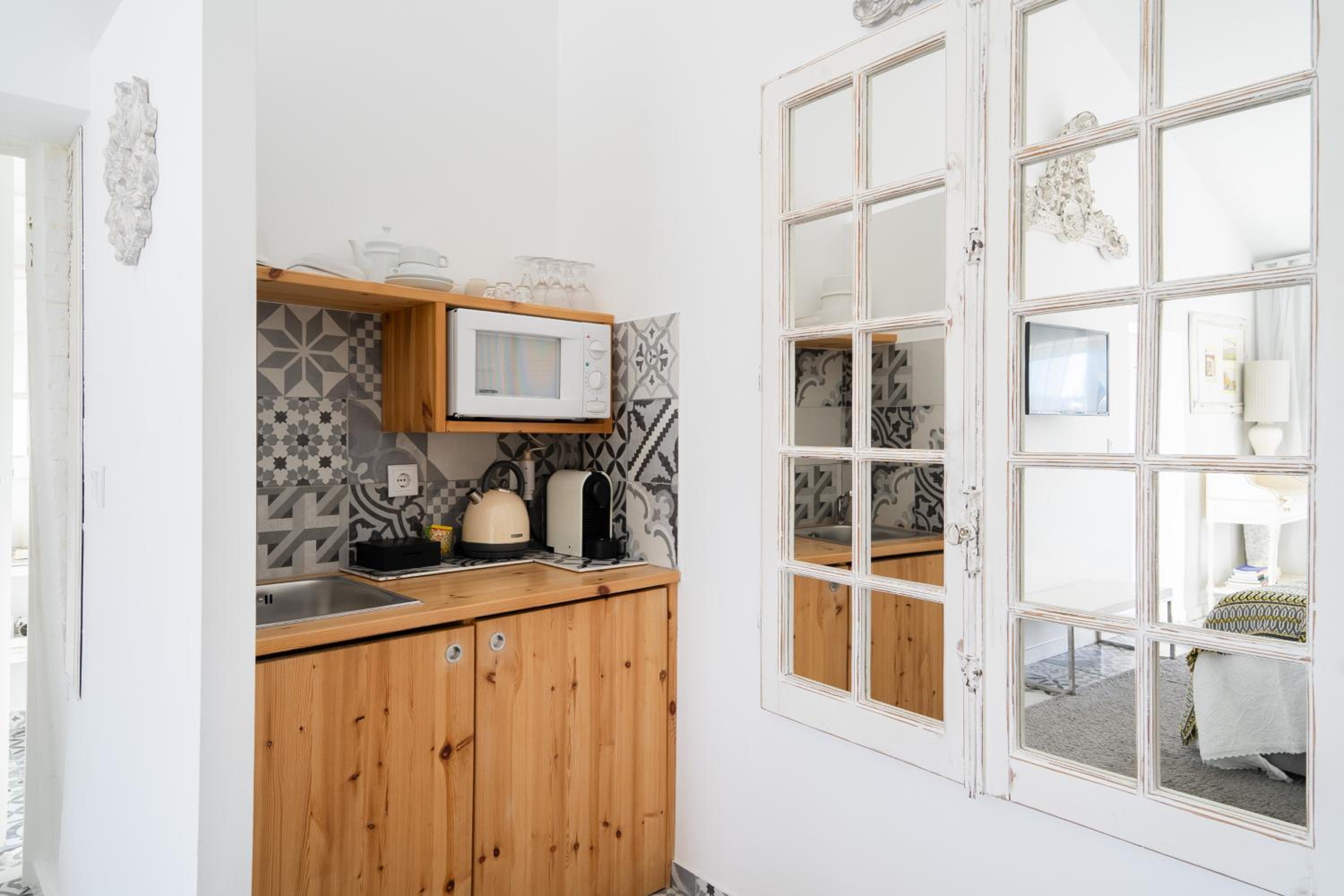 Queen Suite with City View - Photo 6