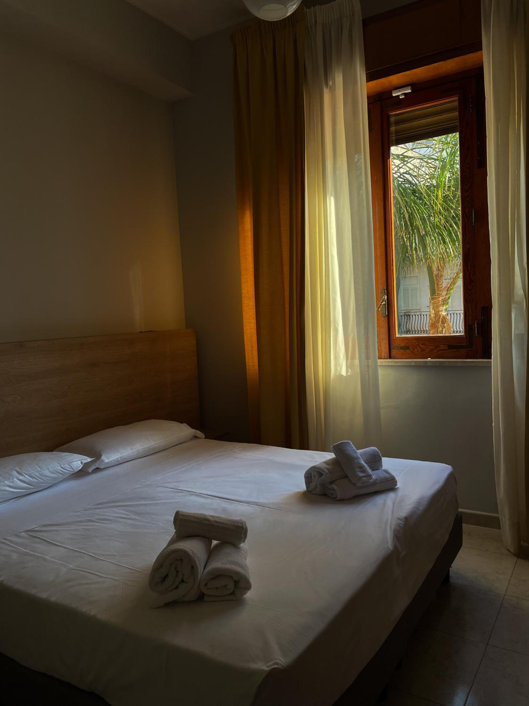Deluxe Double Room with Side Sea View photo 1