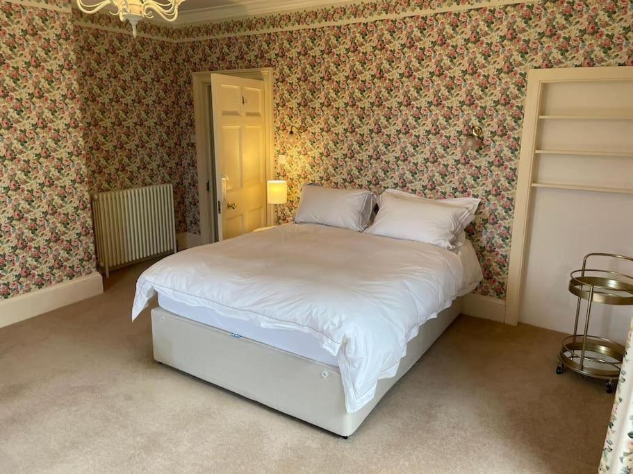 Six-Bedroom House photo 2
