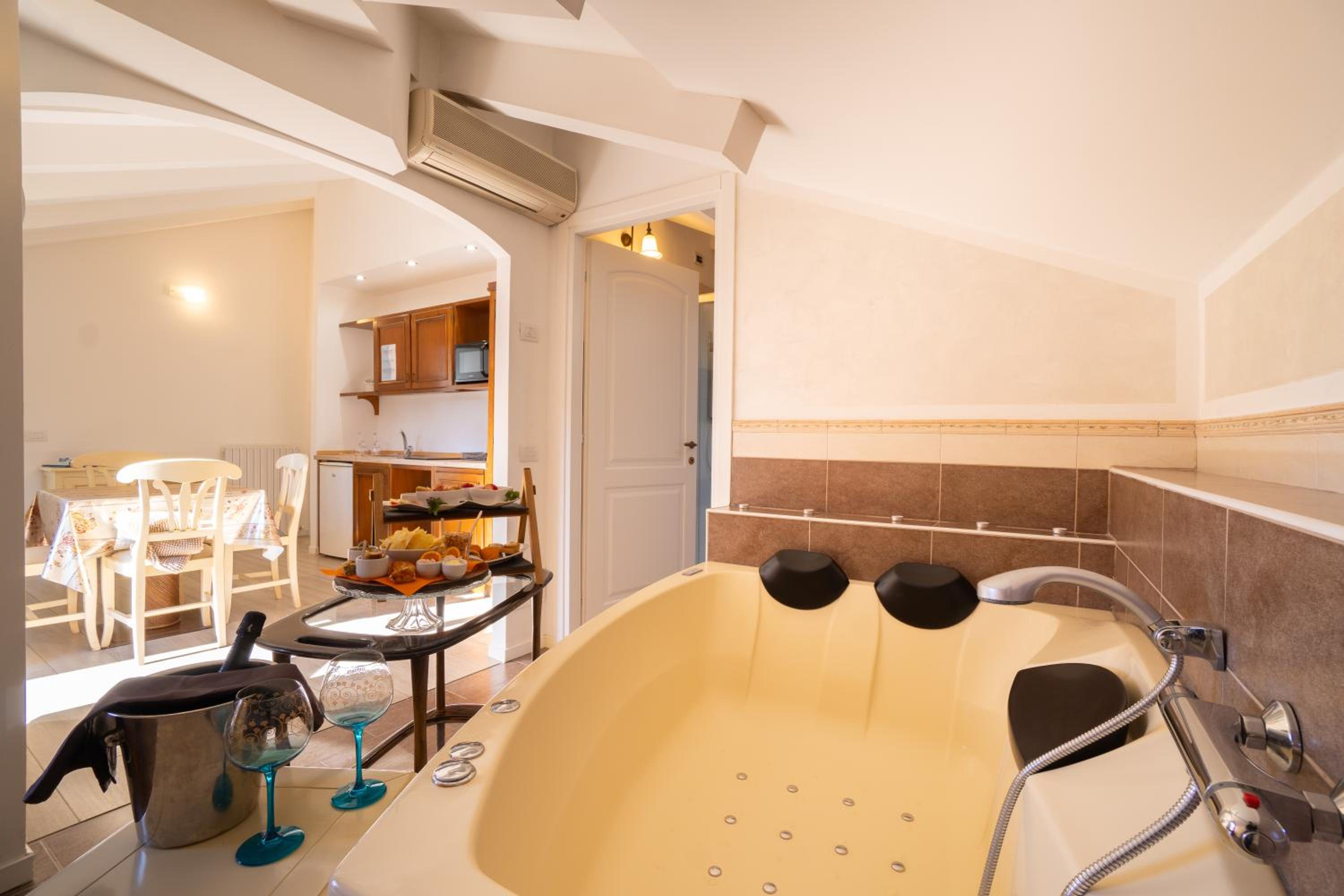 Suite with Spa Bath - Photo 6