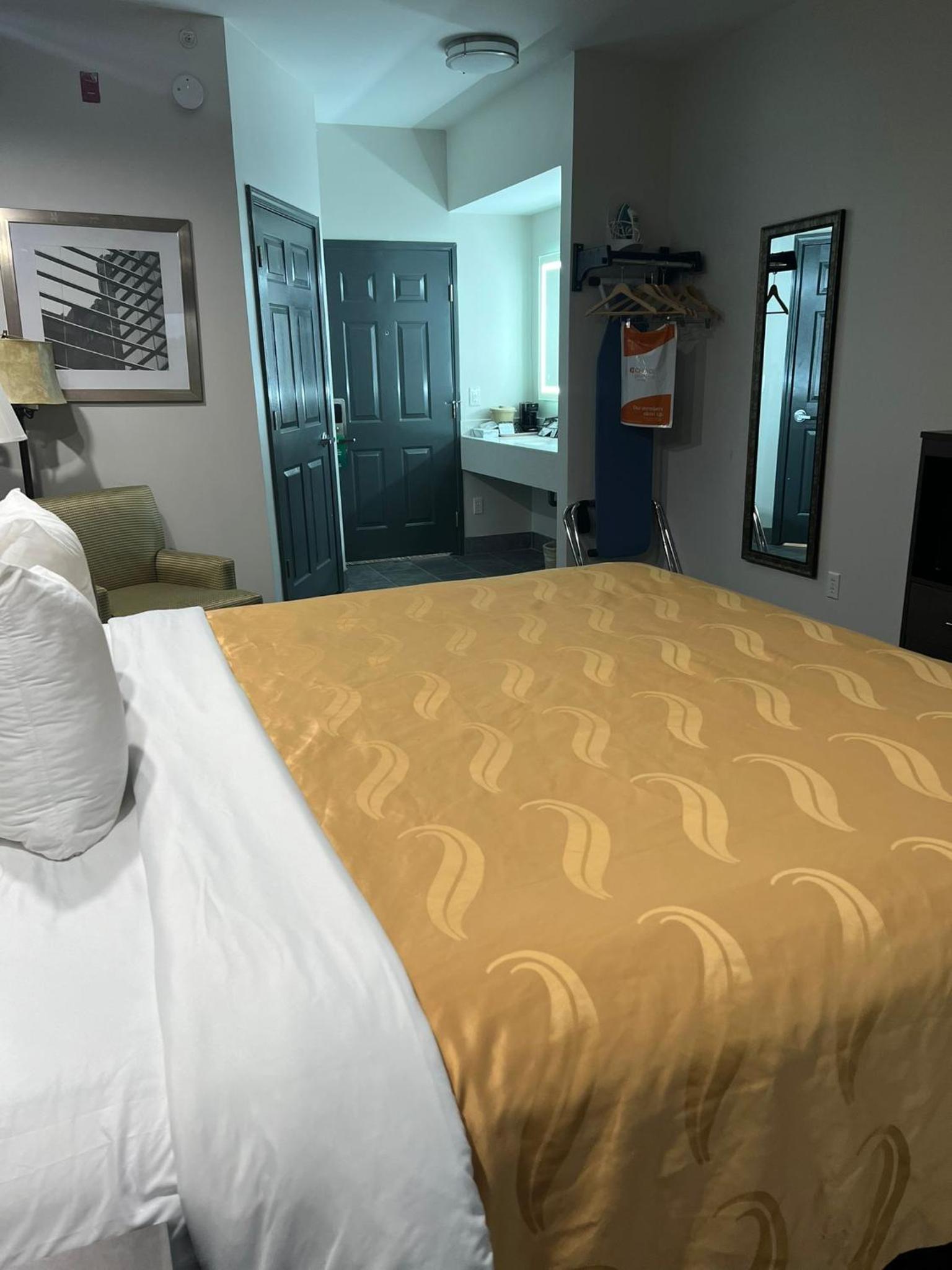 King Room - Non-Smoking - Photo 7