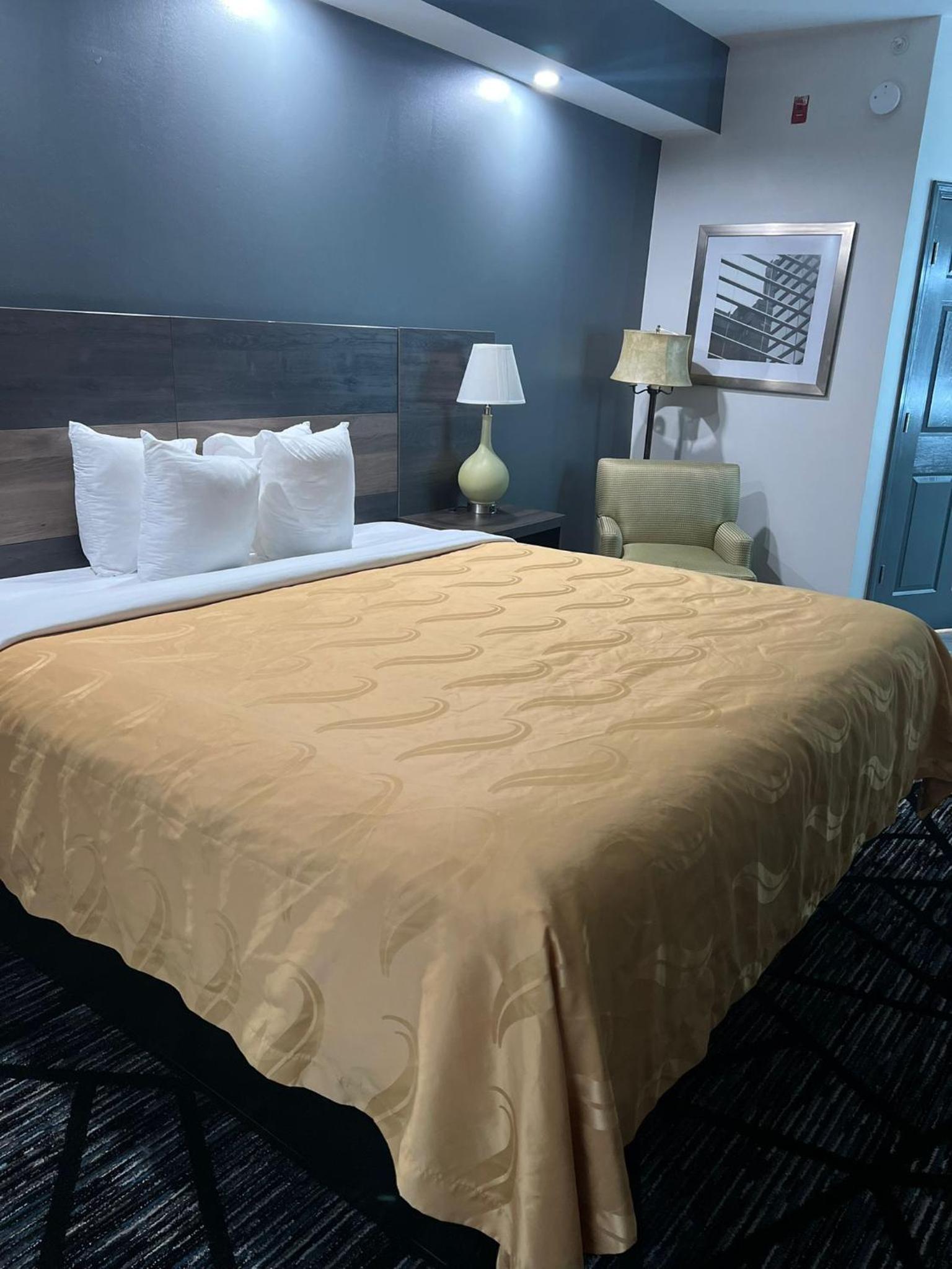 King Room - Non-Smoking - Photo 10