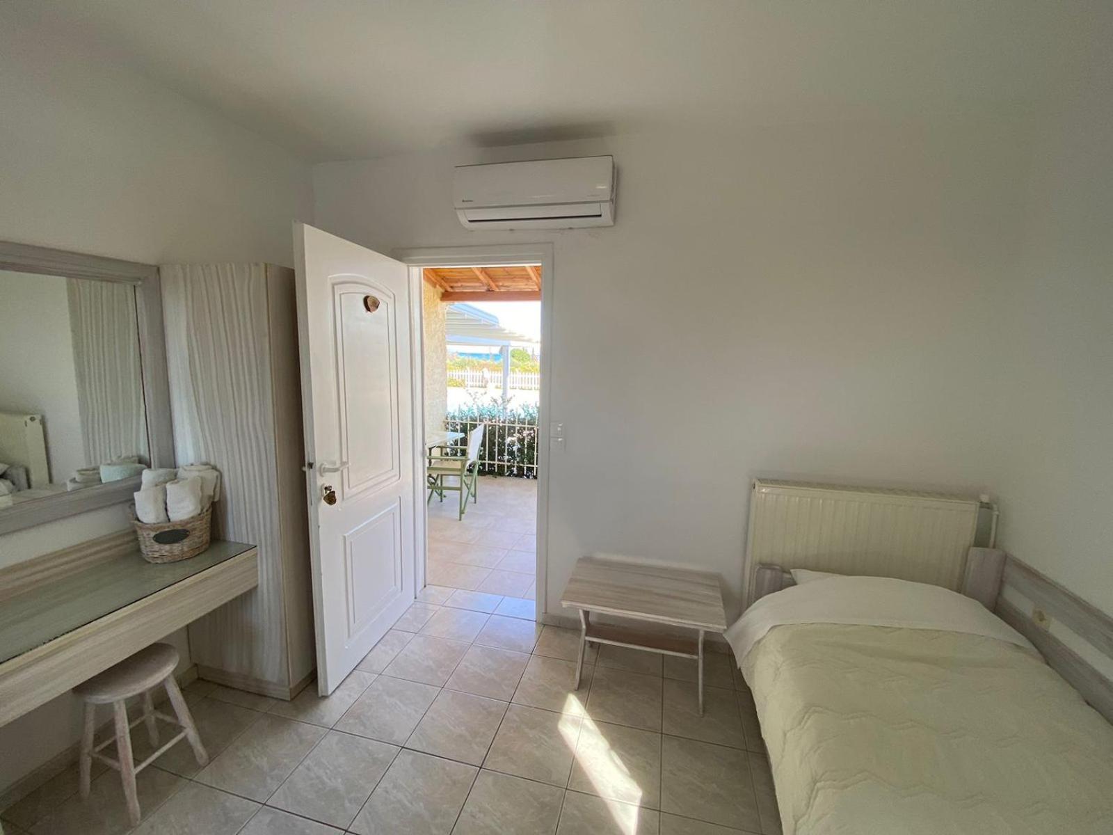 Family Room - Photo 2
