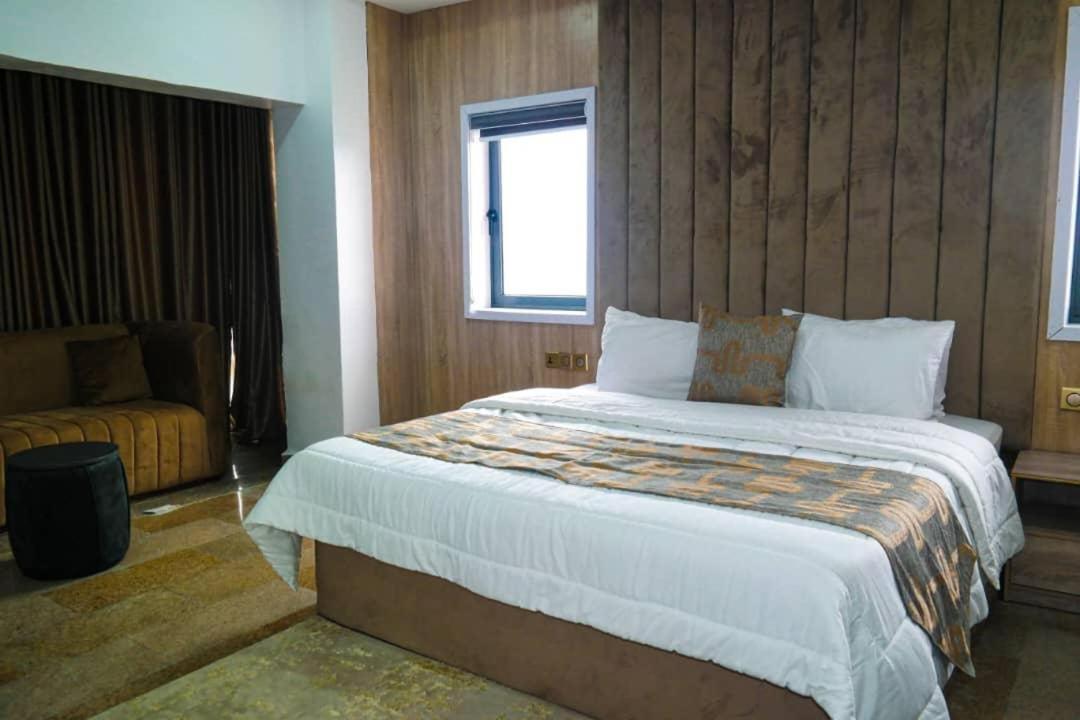 Budget Double Room - Photo 9