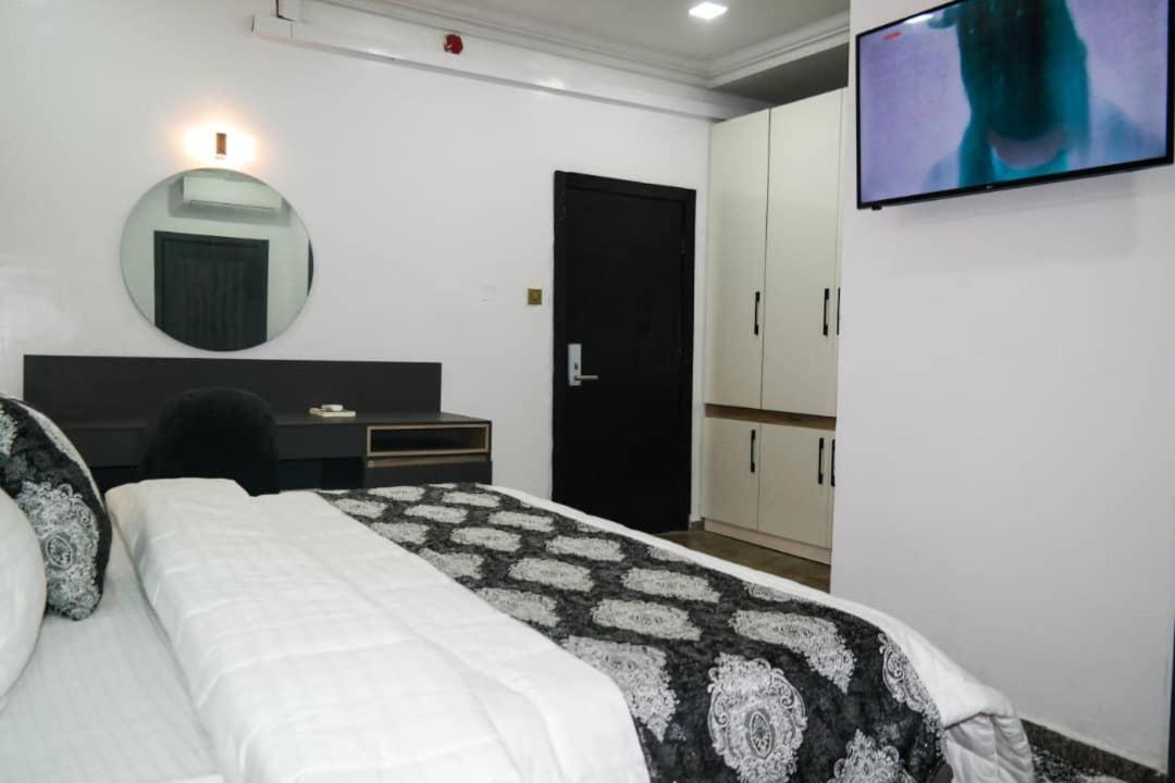 Budget Double Room - Photo 10