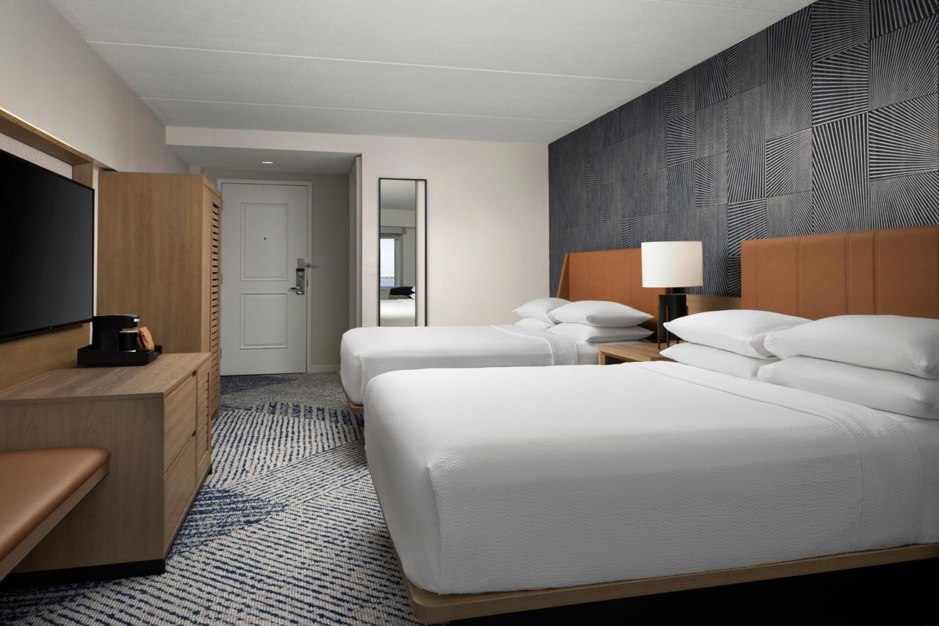 Guest room, 2 Queen, Marina view - Photo 9