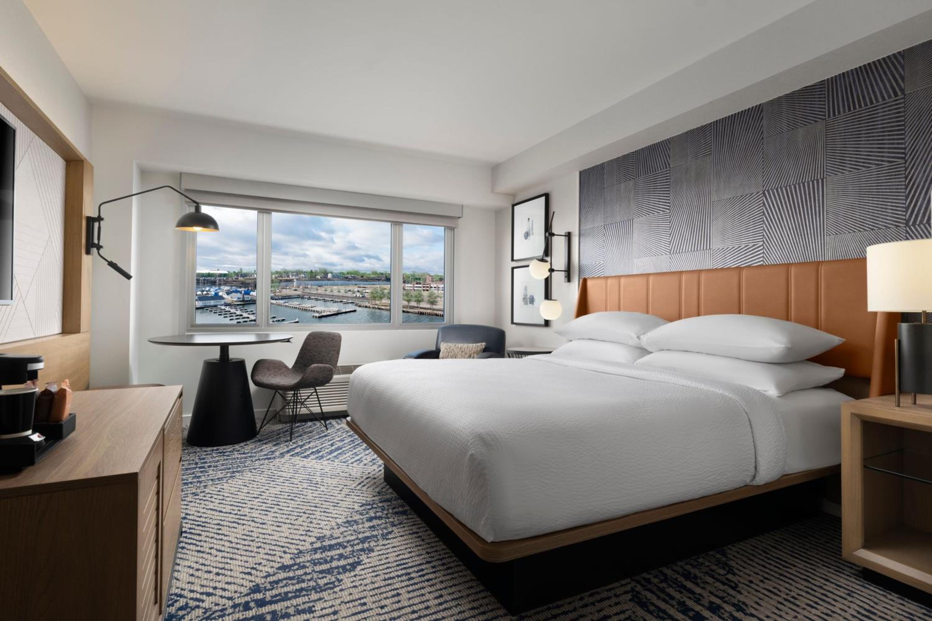 Guest room, 1 King, Marina view - Photo 1