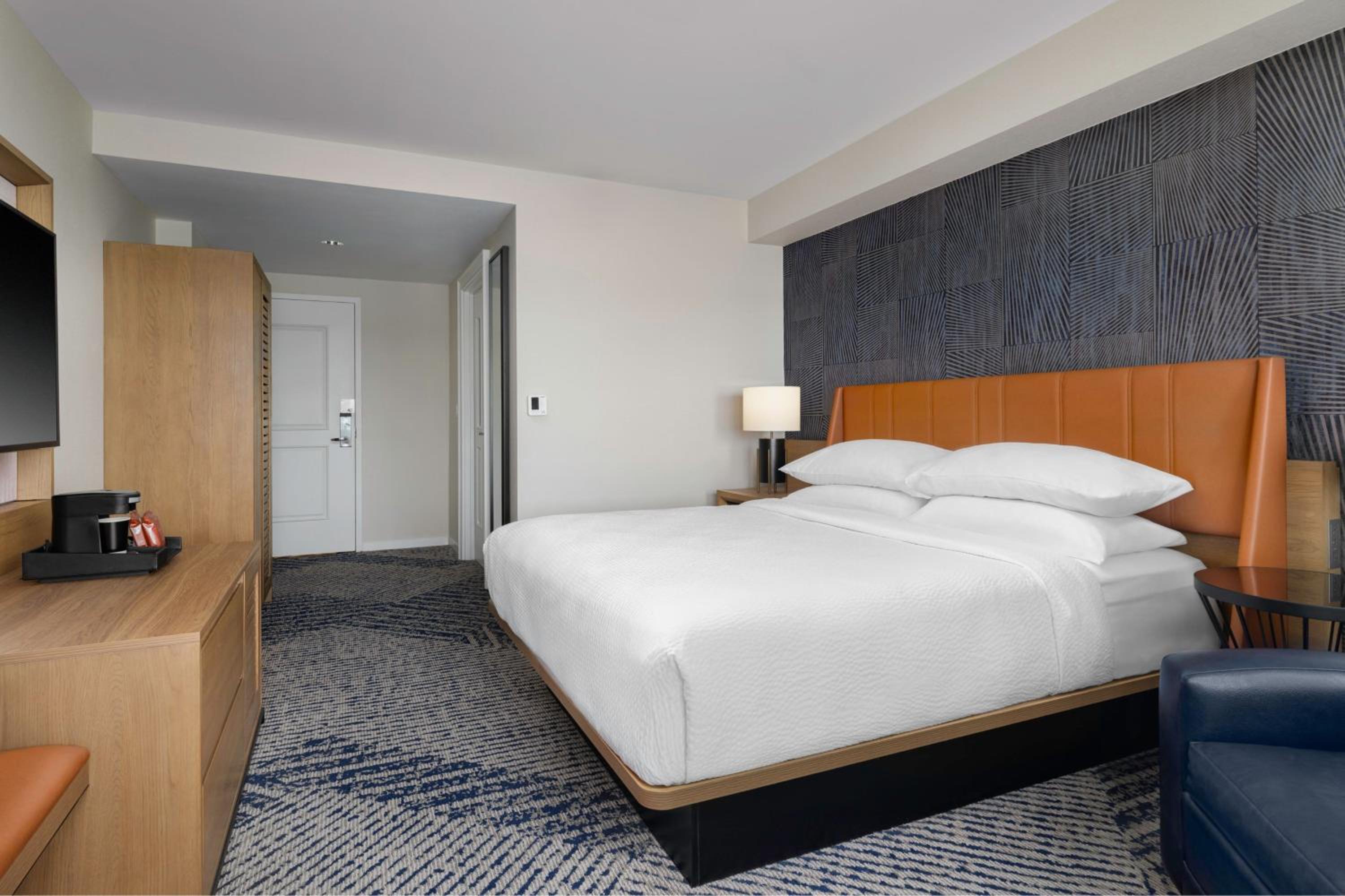 Guest room, 1 King, Marina view - Photo 2