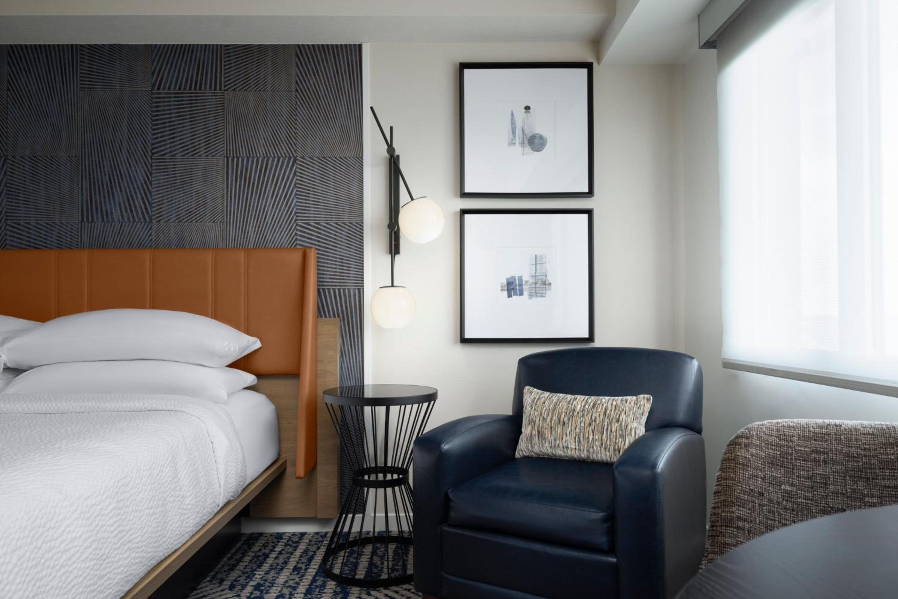 Guest room, 1 King, Marina view - Photo 9