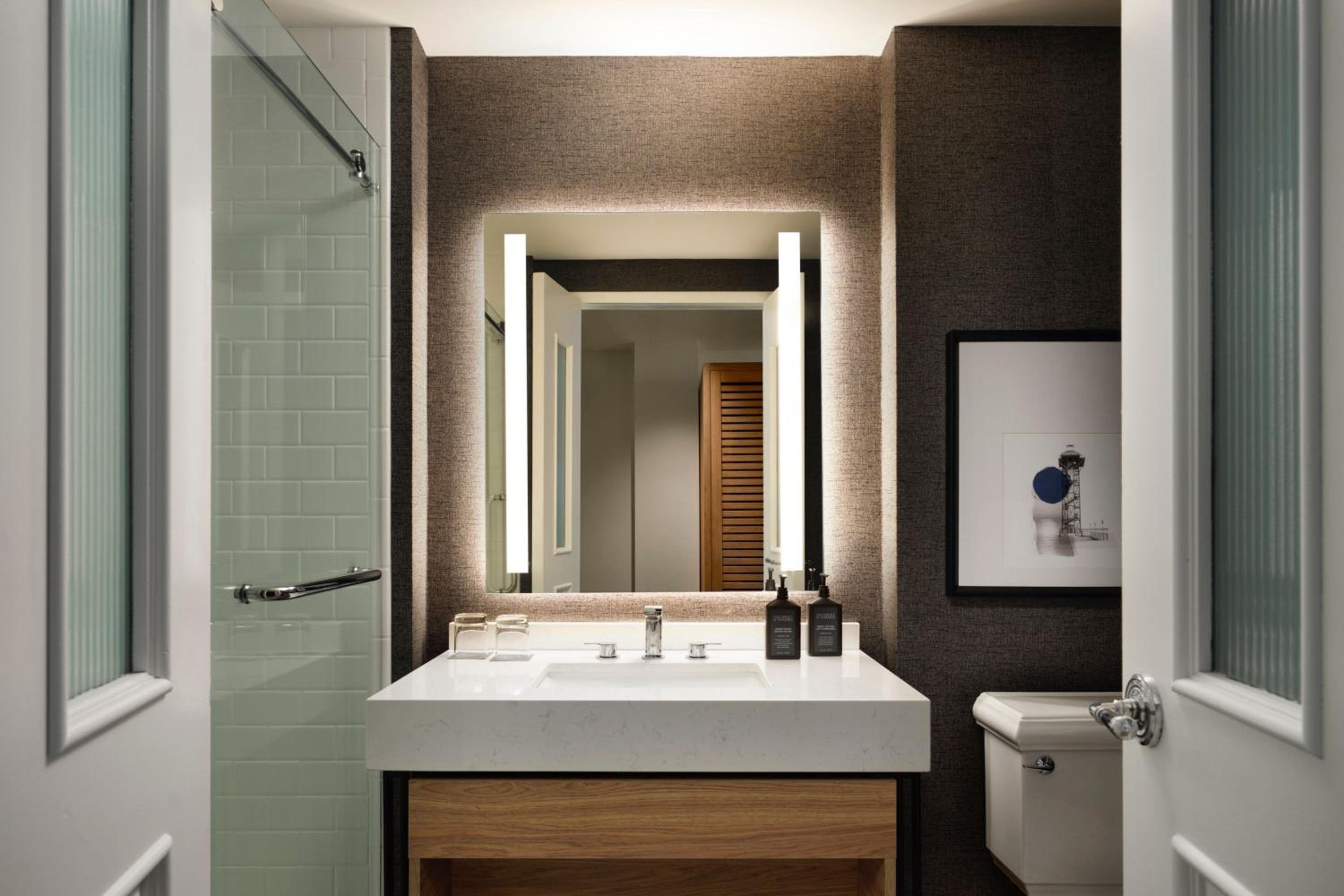 Guest room, 1 King, Marina view - Photo 7