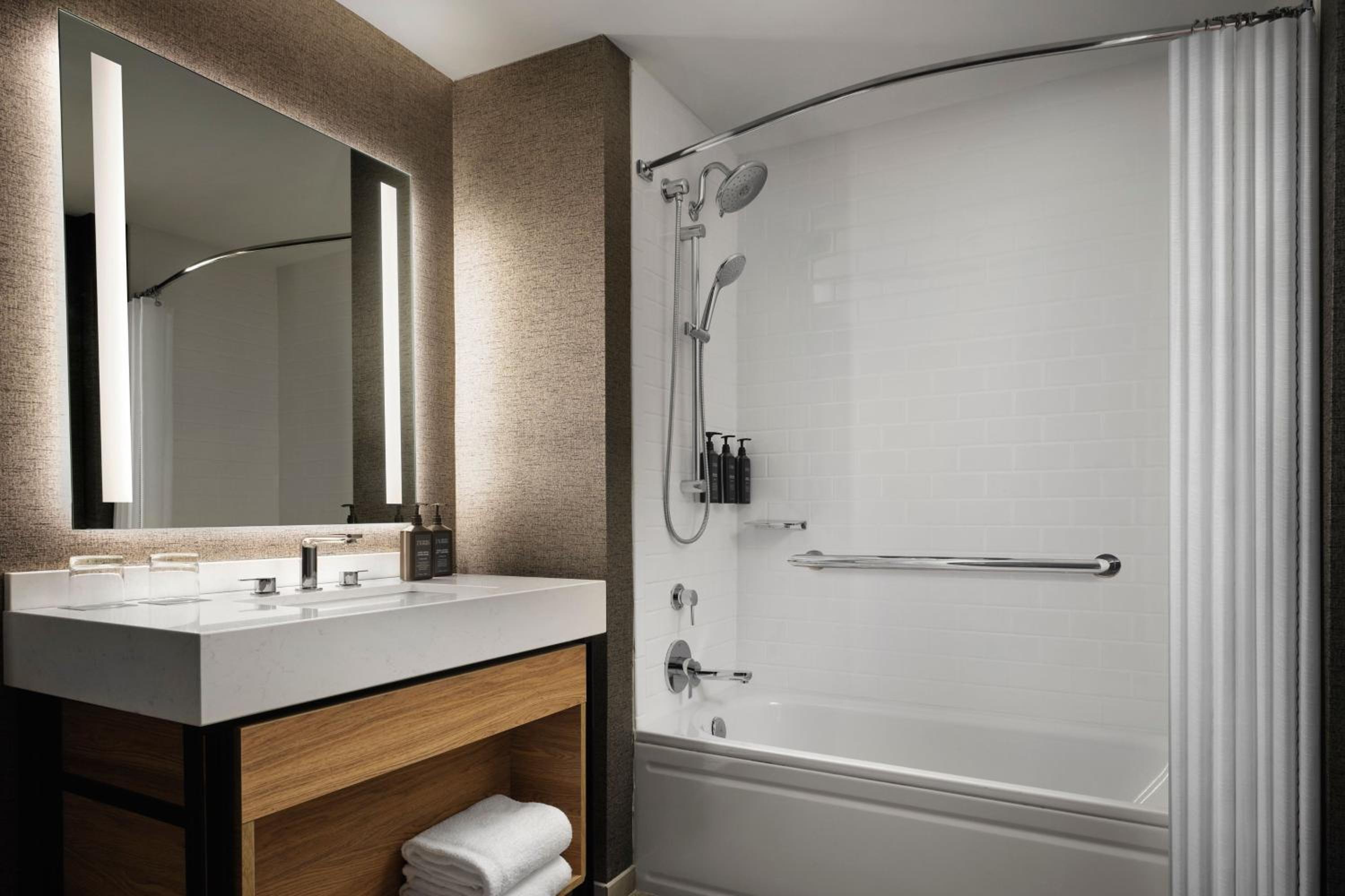 Deluxe Guest Room, 1 King, Bay View - Photo 8