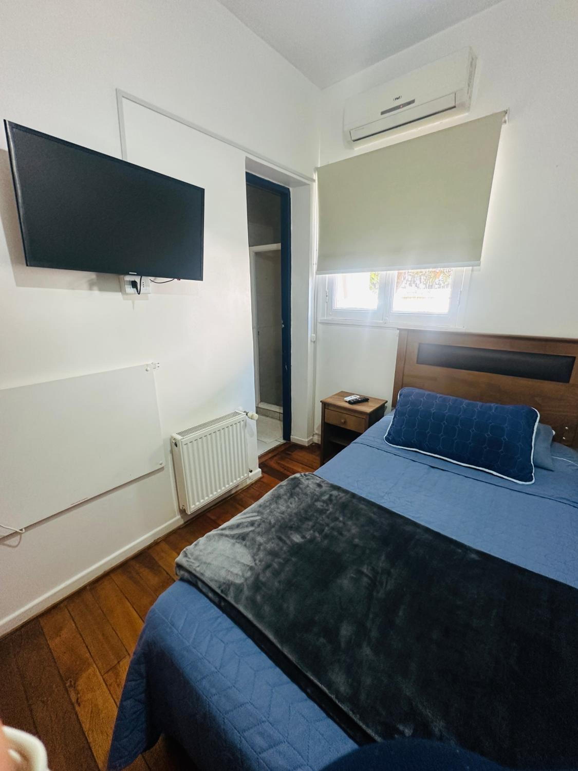 Single Room with Private Bathroom photo 2