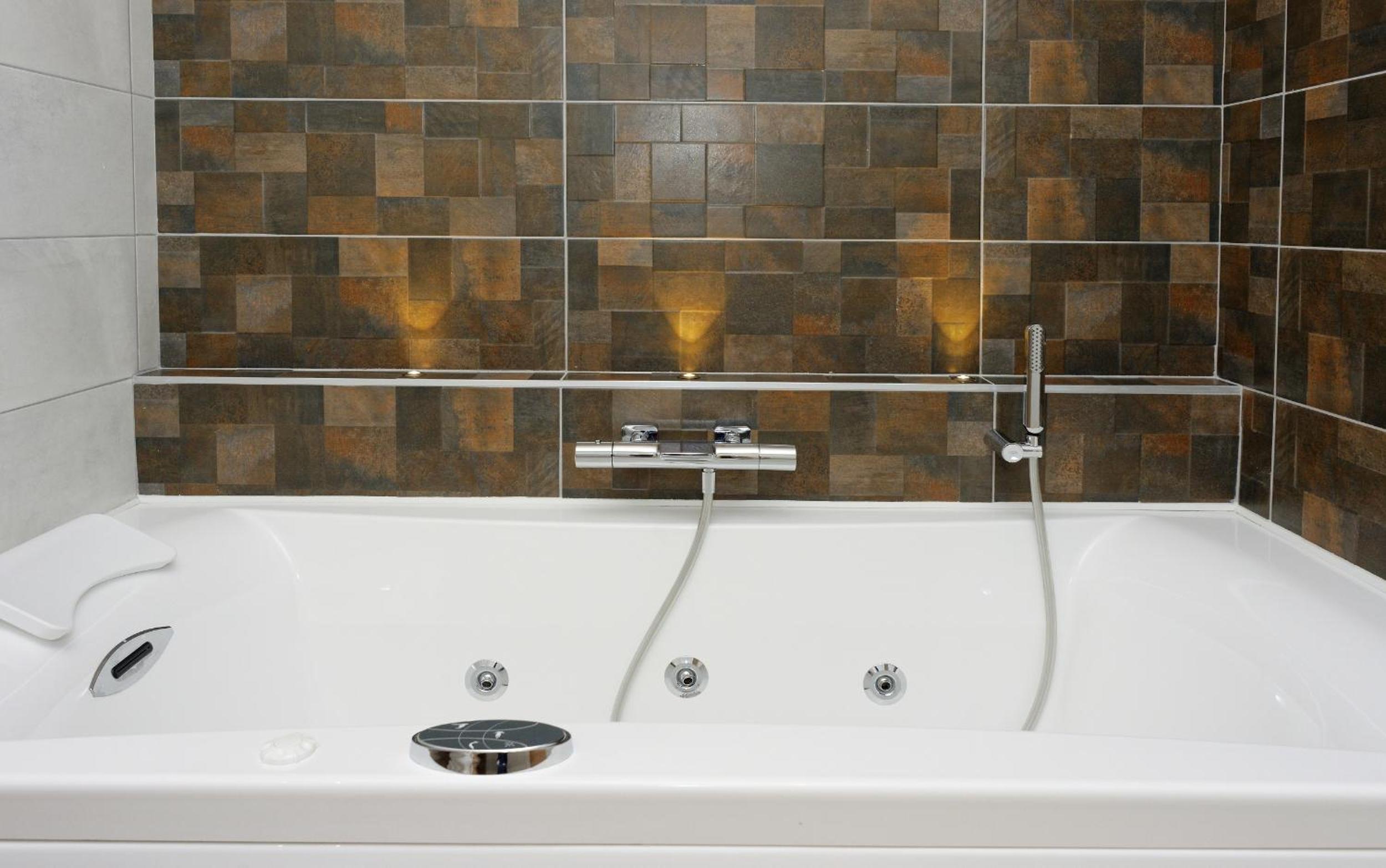 Double Room with Spa Bath photo 3