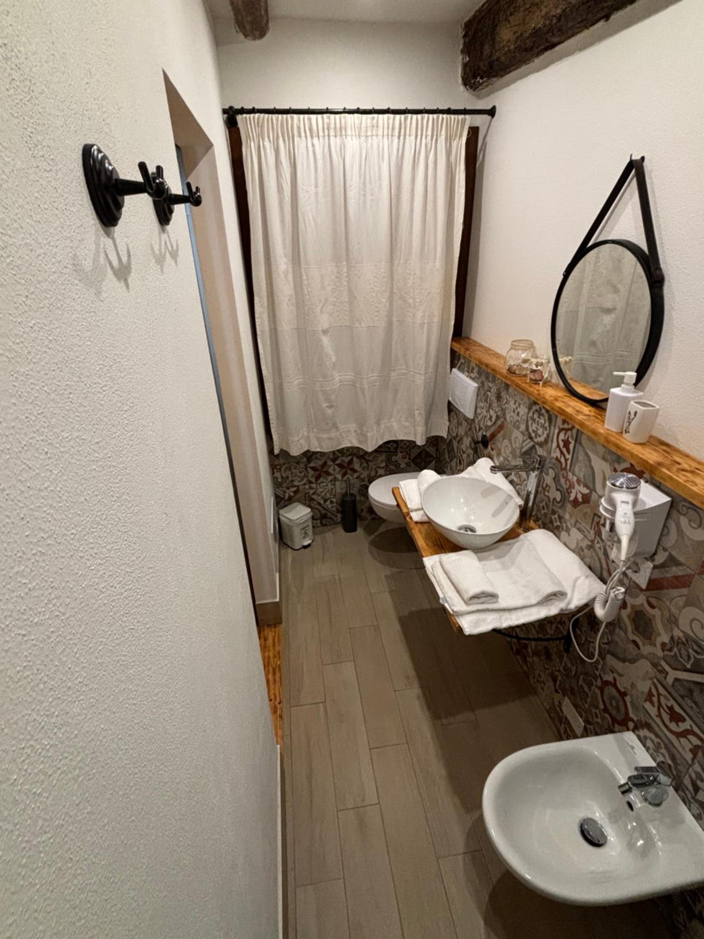 Double or Twin Room - Photo 8