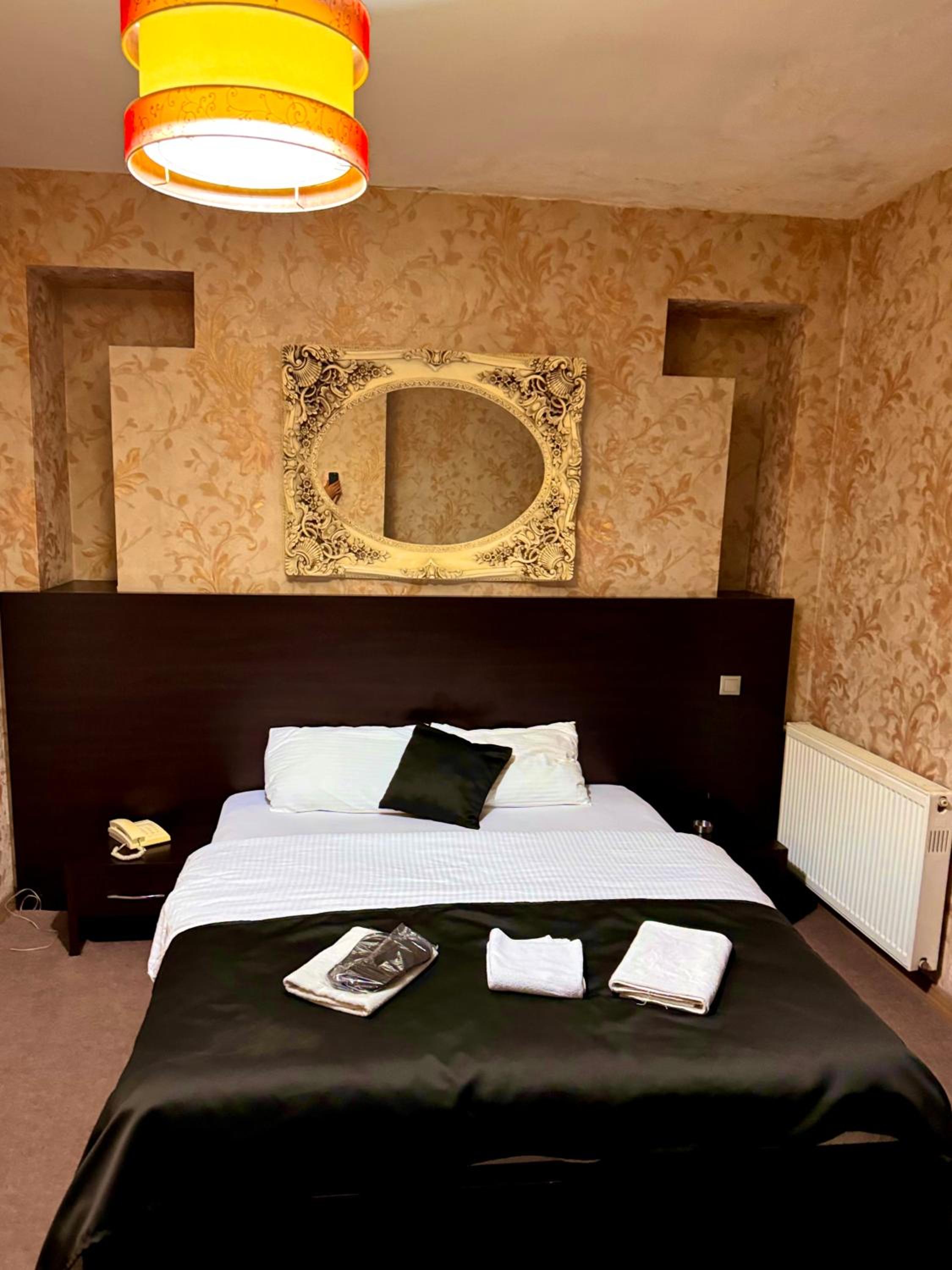 Deluxe King Suite photo 1