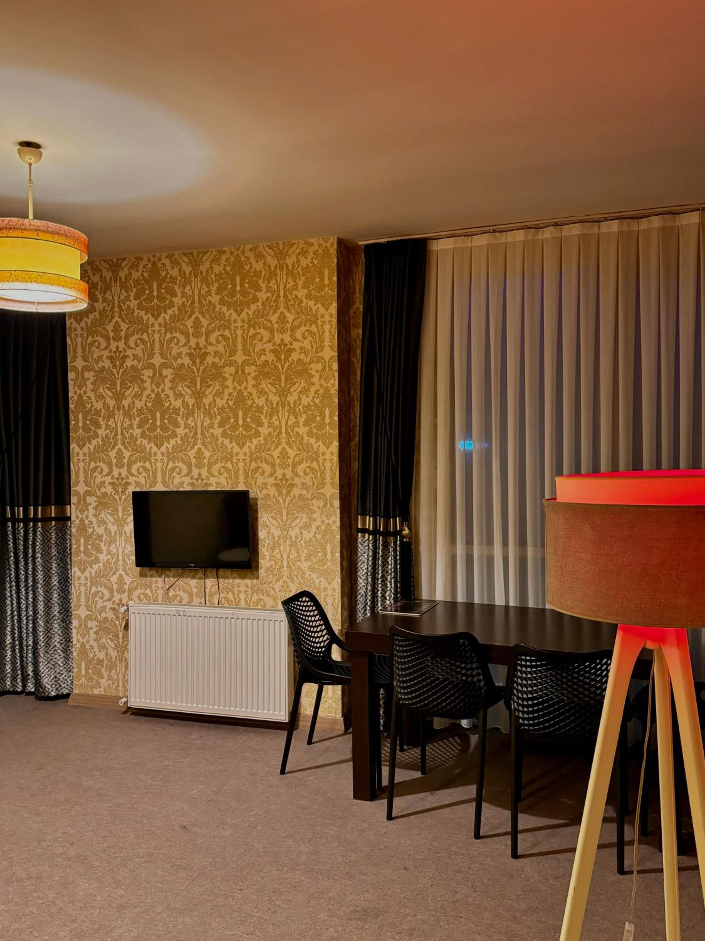 Deluxe King Suite photo 2