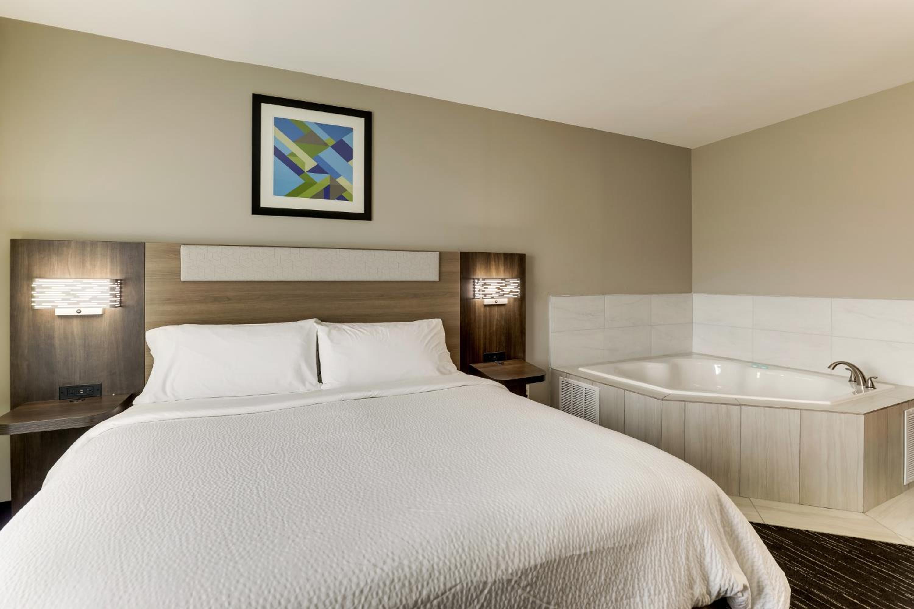 King Room - Non-Smoking - Photo 4
