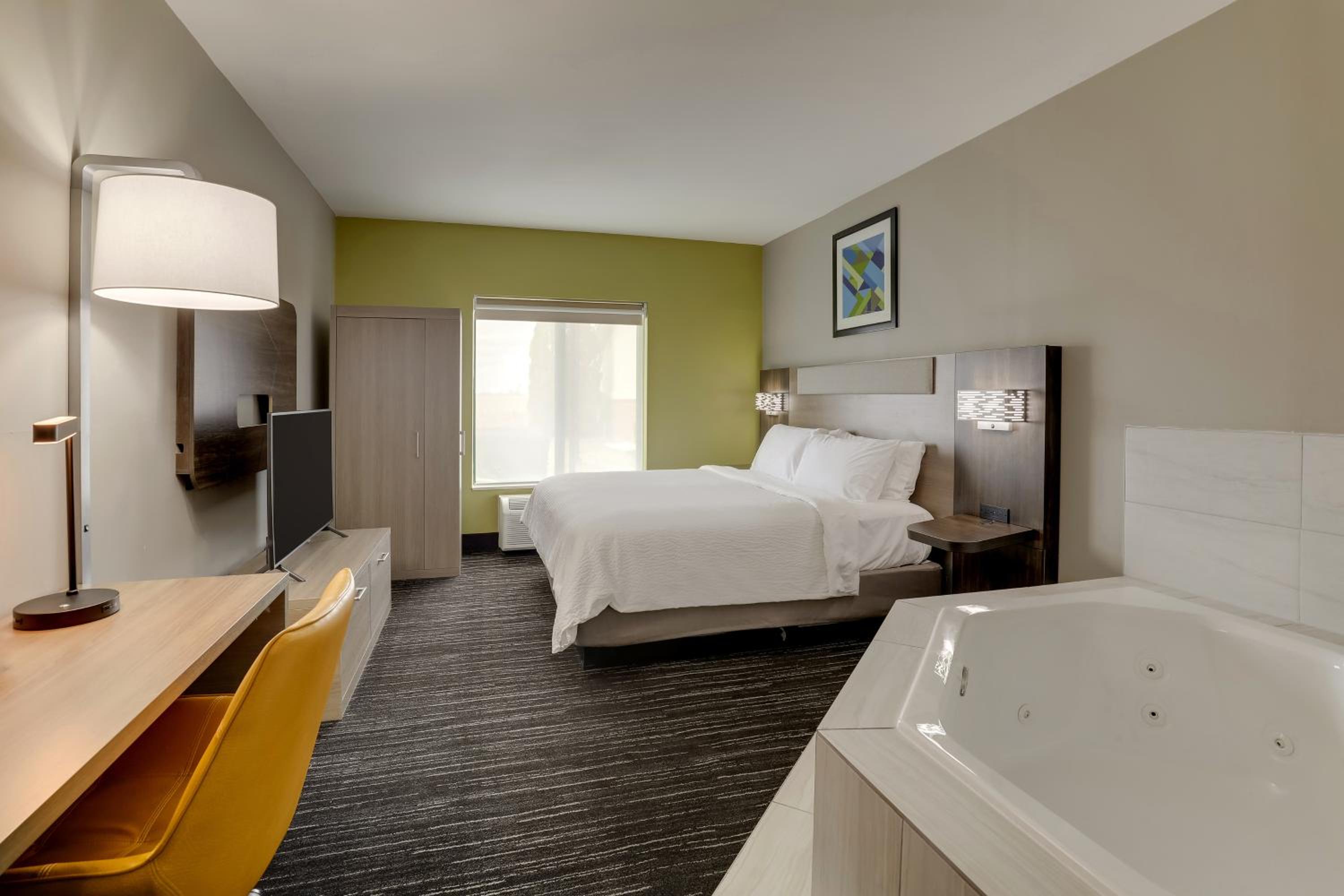 King Room - Non-Smoking - Photo 3