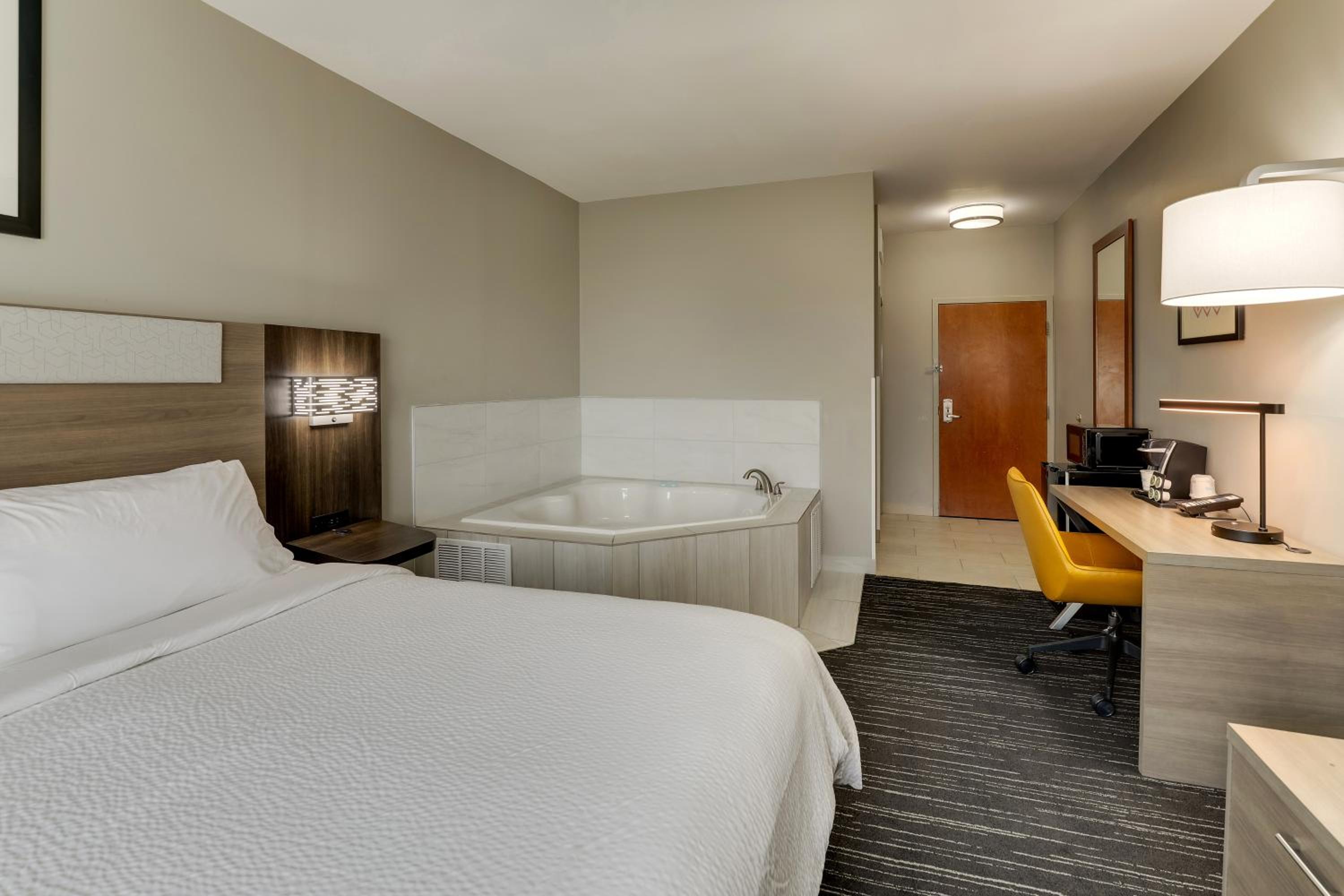 King Room - Non-Smoking - Photo 2