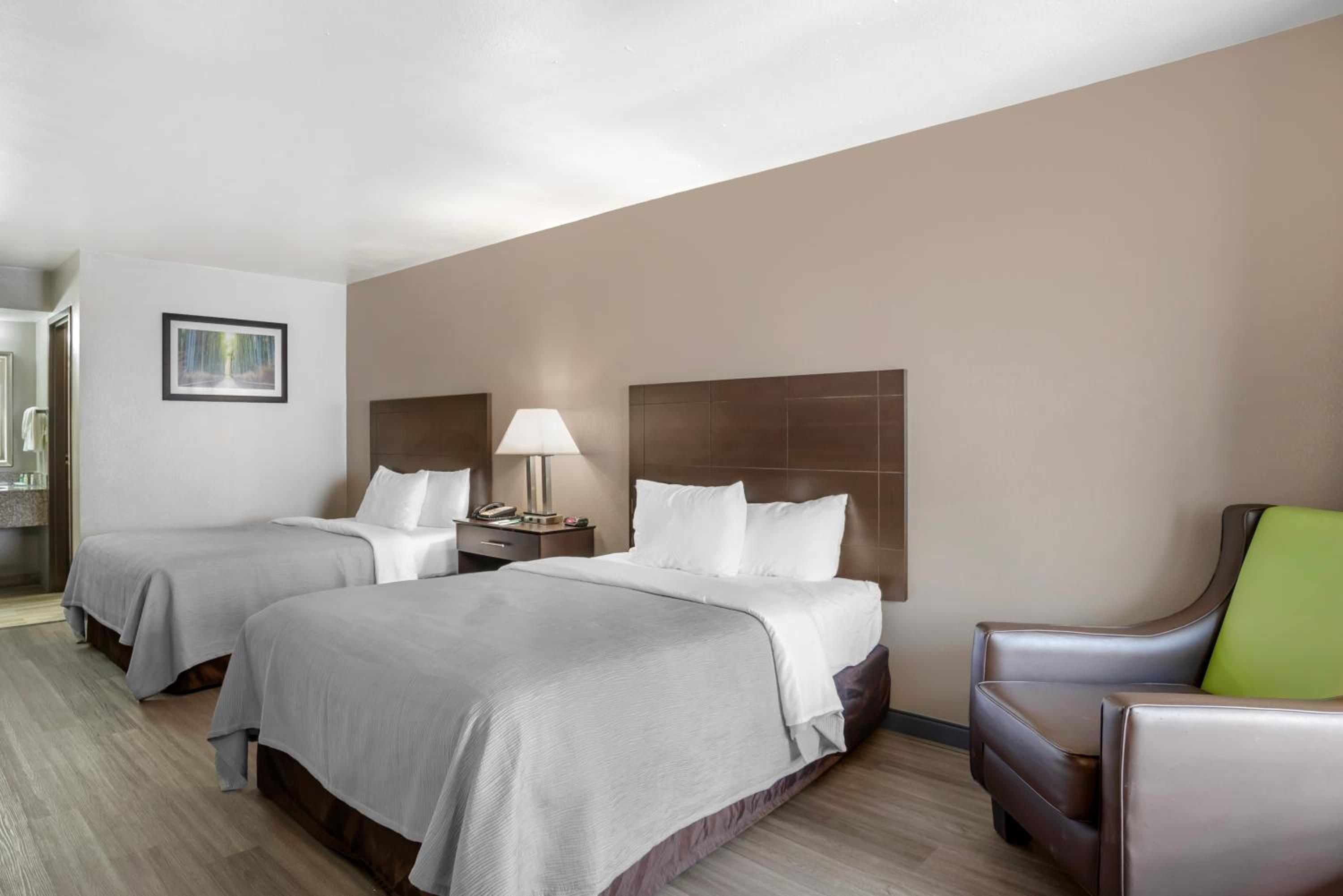 Queen Room with Two Queen Beds - Non-Smoking  - Photo 2