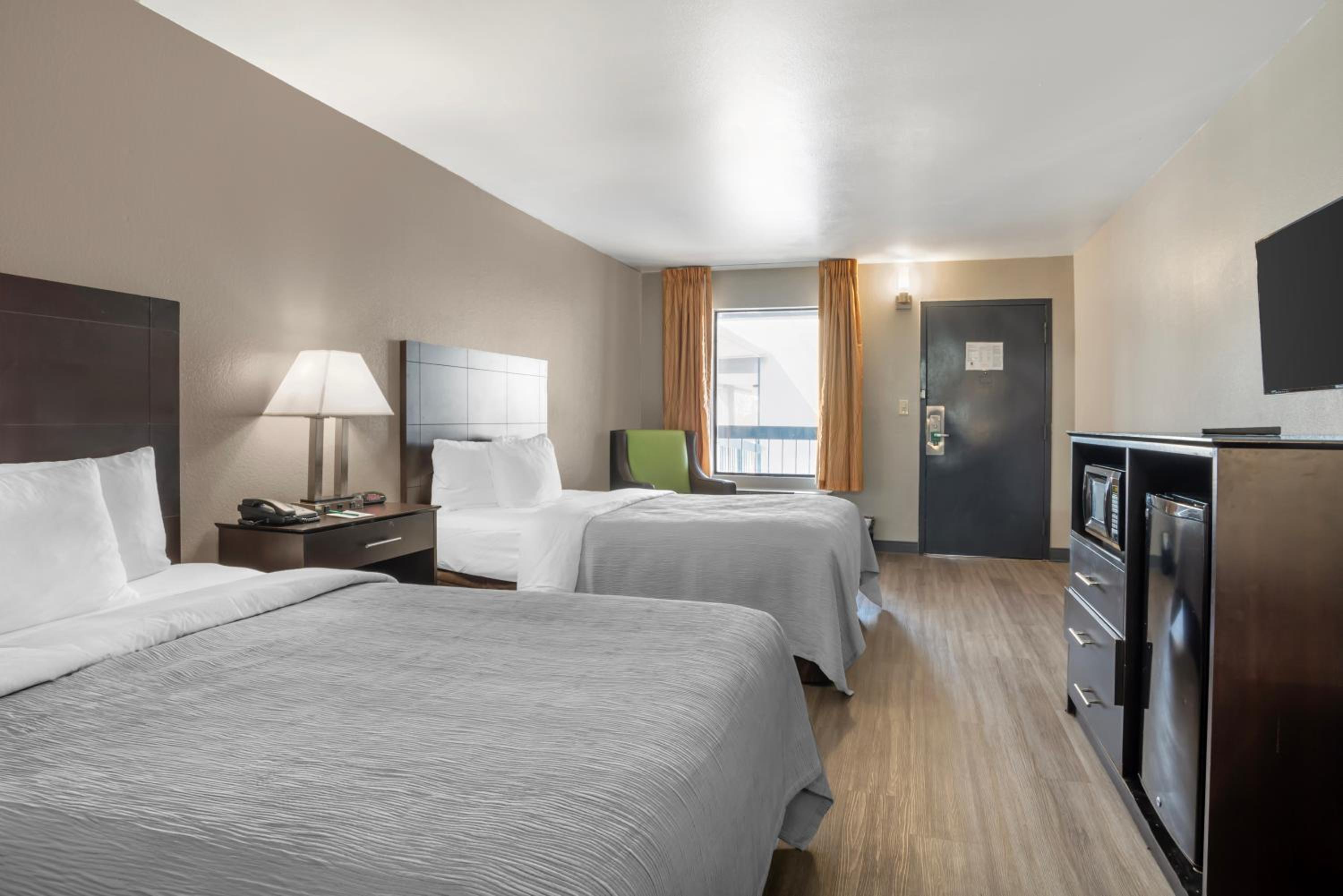 Queen Room with Two Queen Beds - Non-Smoking  - Photo 4