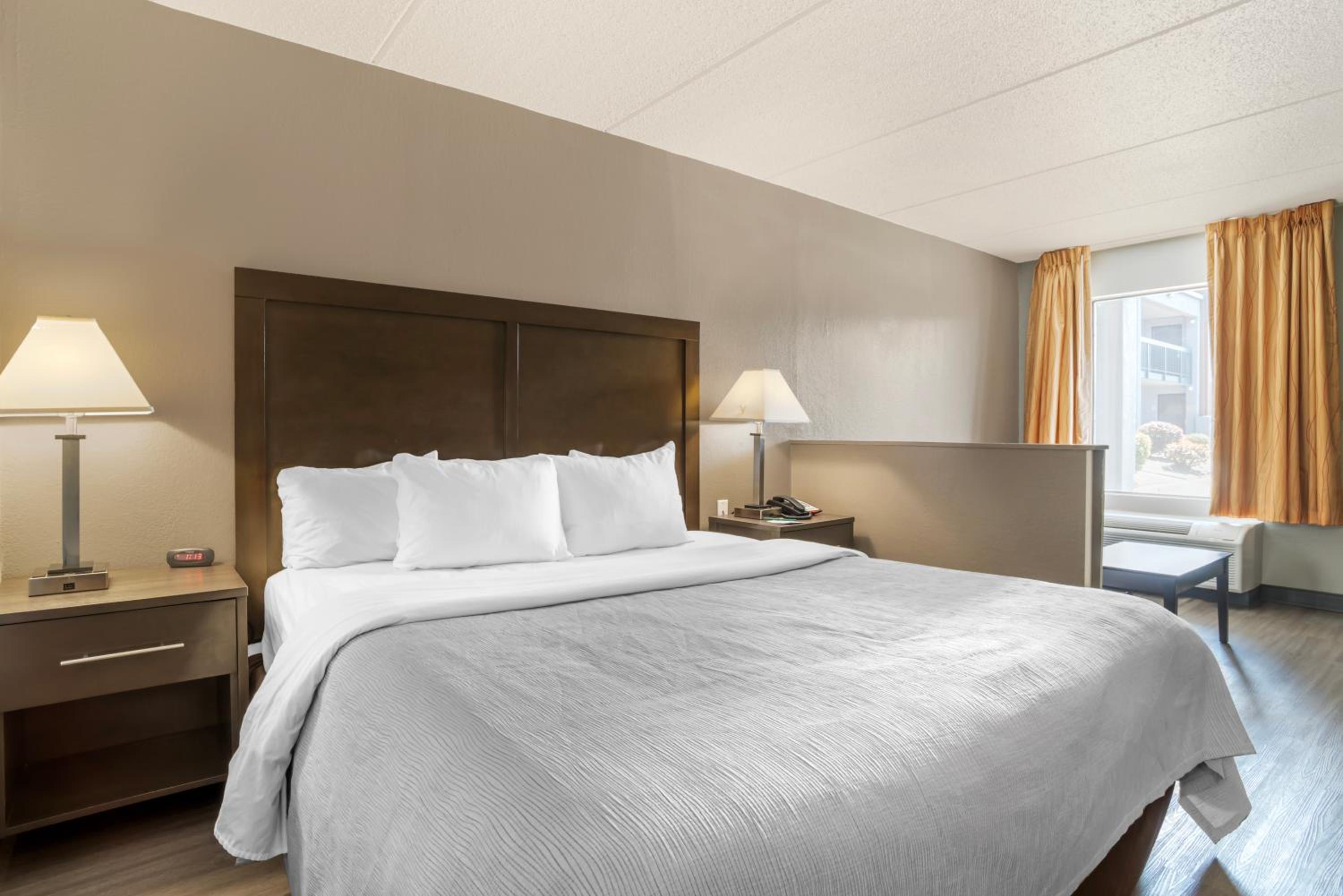 King Room - Non-Smoking - Photo 1