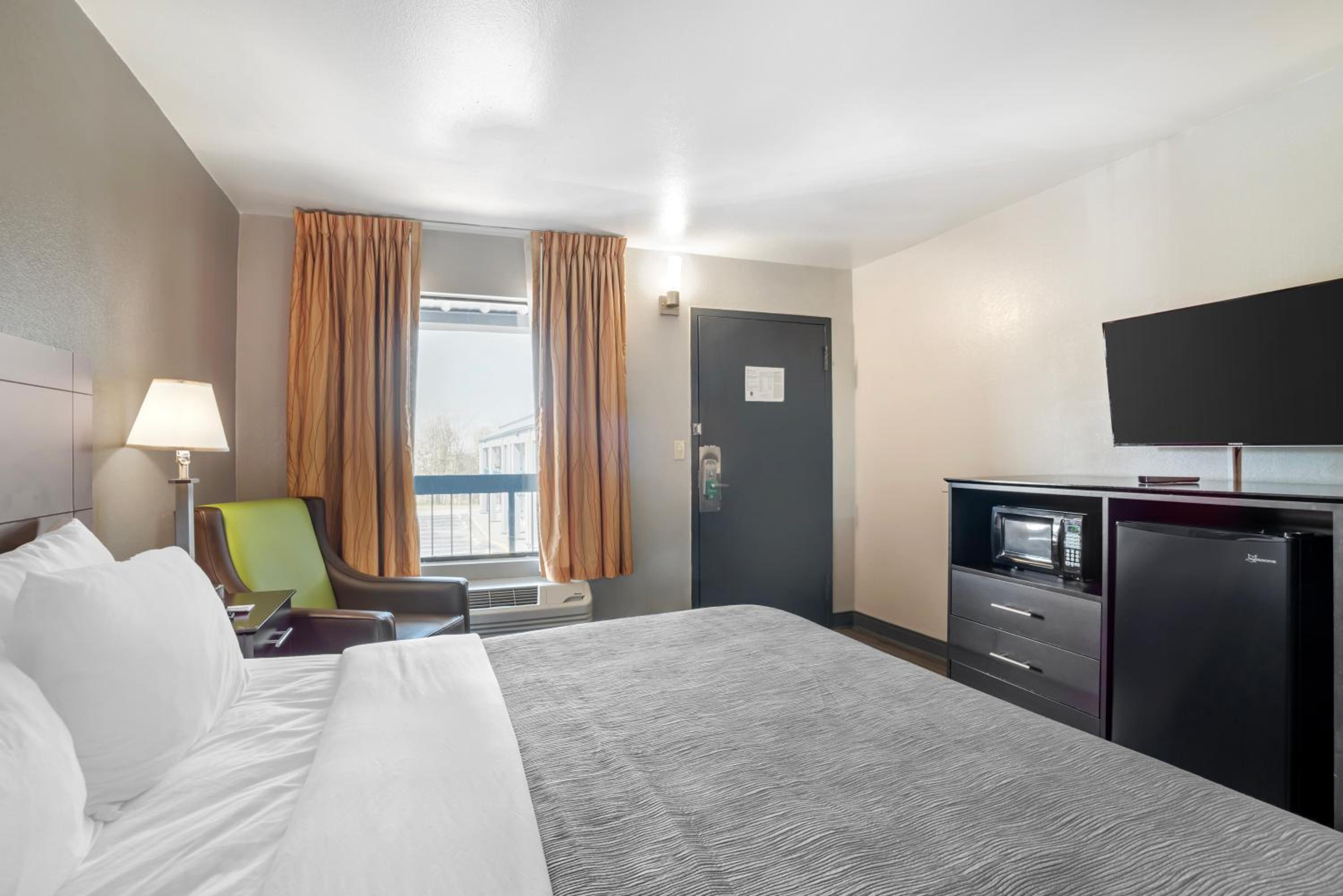 King Room - Non-Smoking - Photo 2