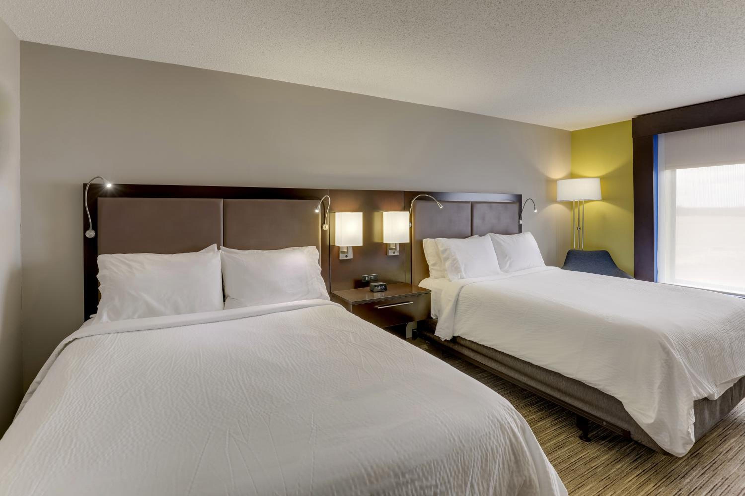 Standard Queen Room with Two Queen Beds - Photo 7