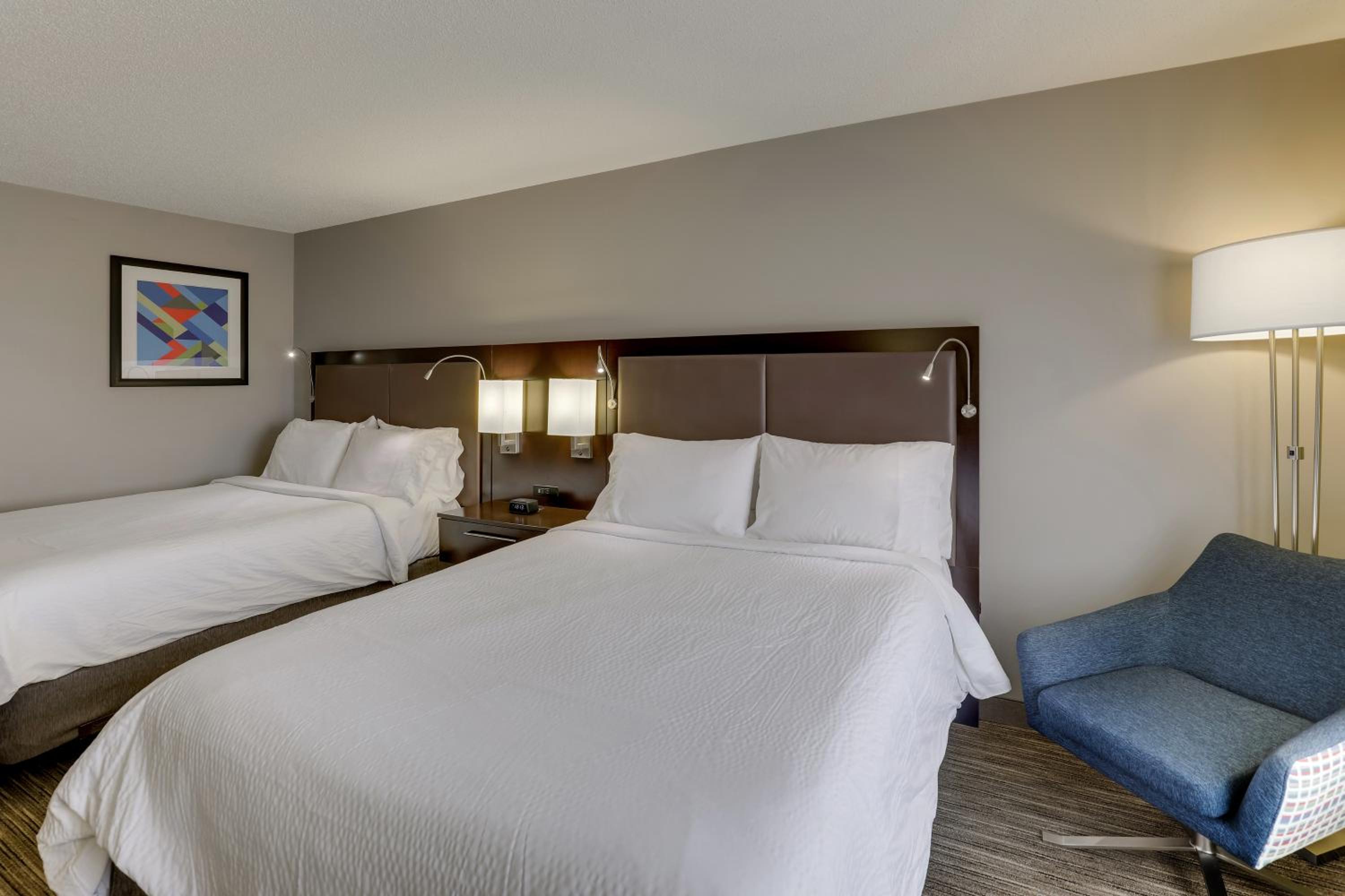 Standard Queen Room with Two Queen Beds - Photo 6