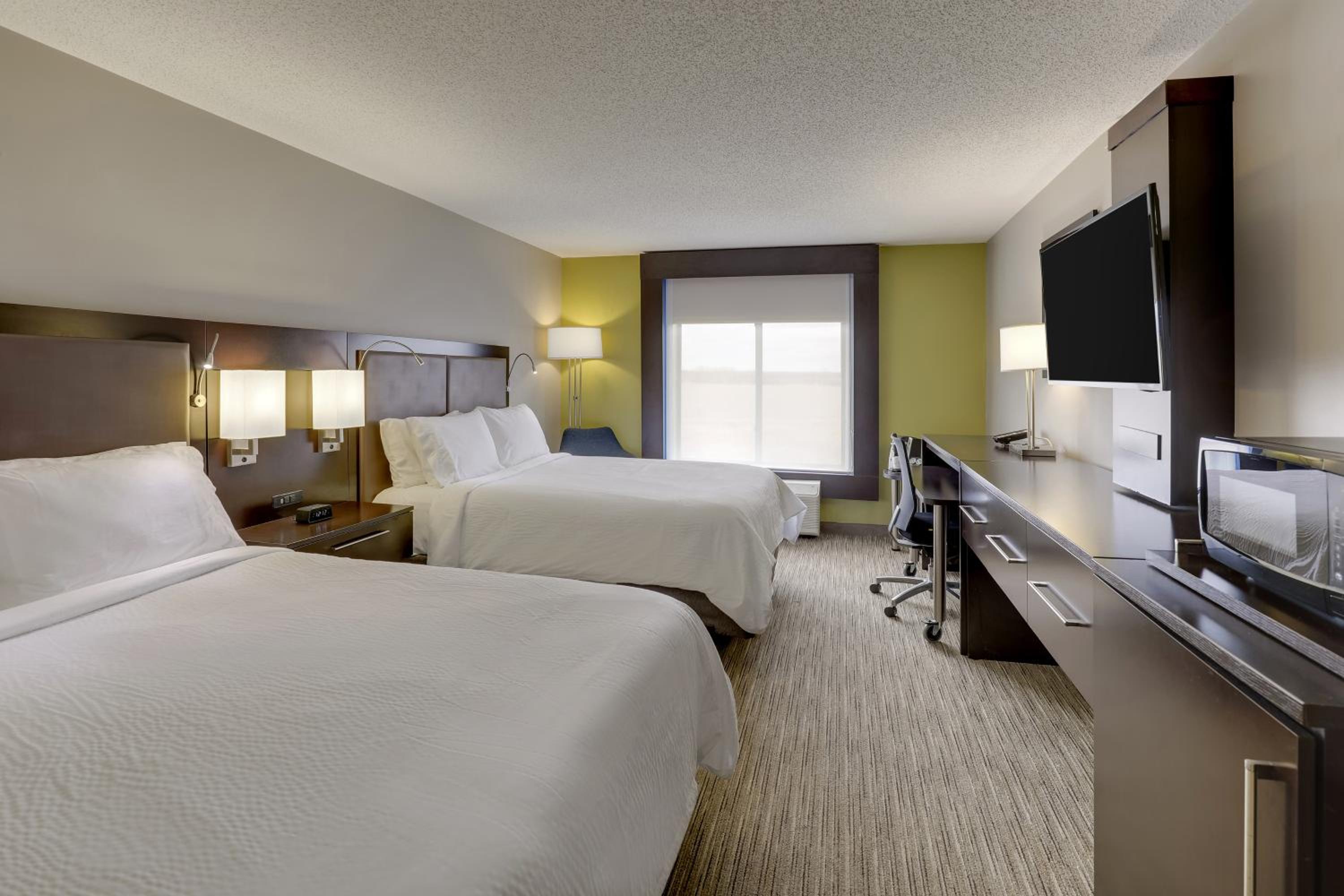 Standard Queen Room with Two Queen Beds - Photo 5