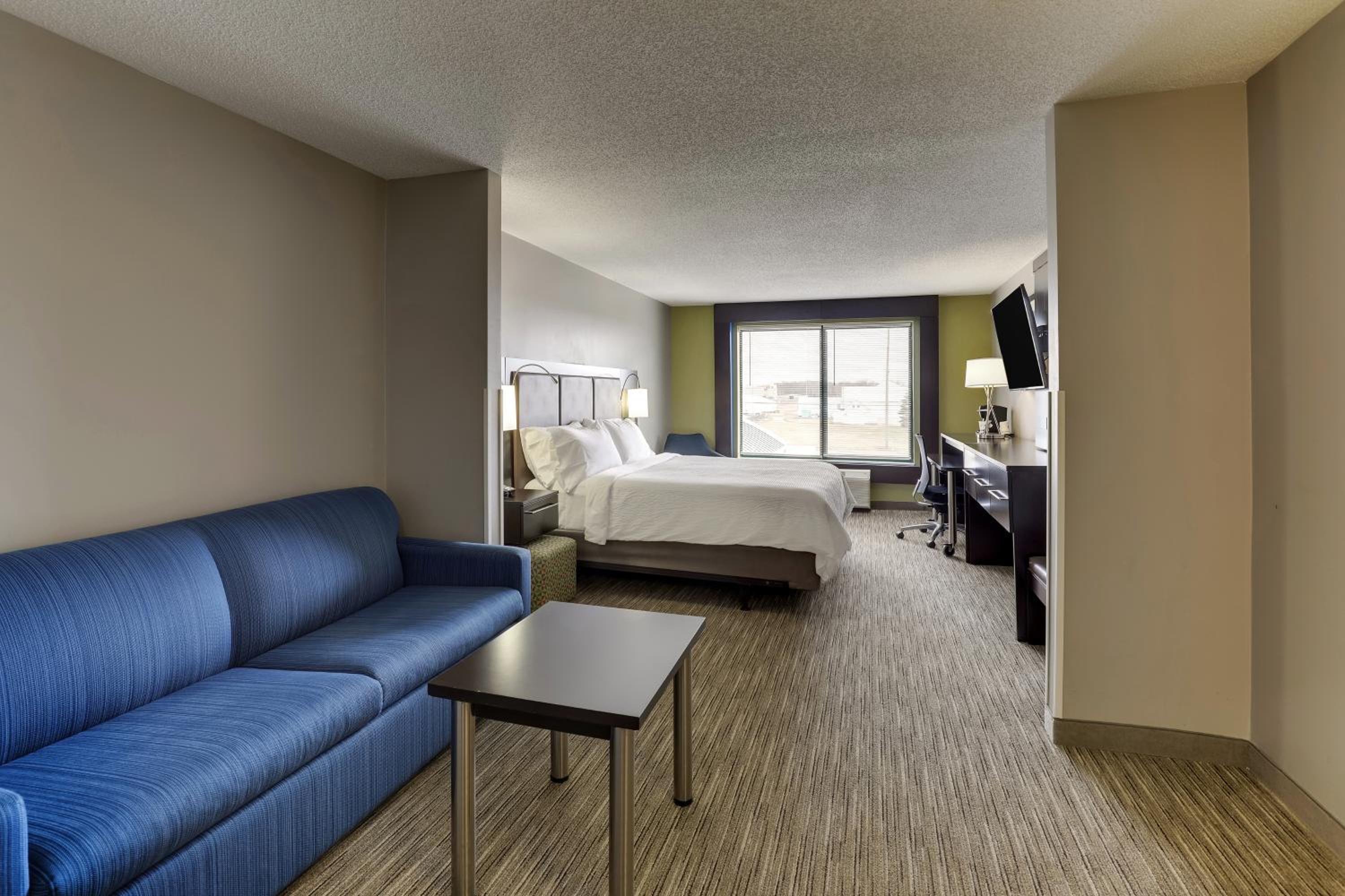 King Suite - Non-Smoking - Photo 7