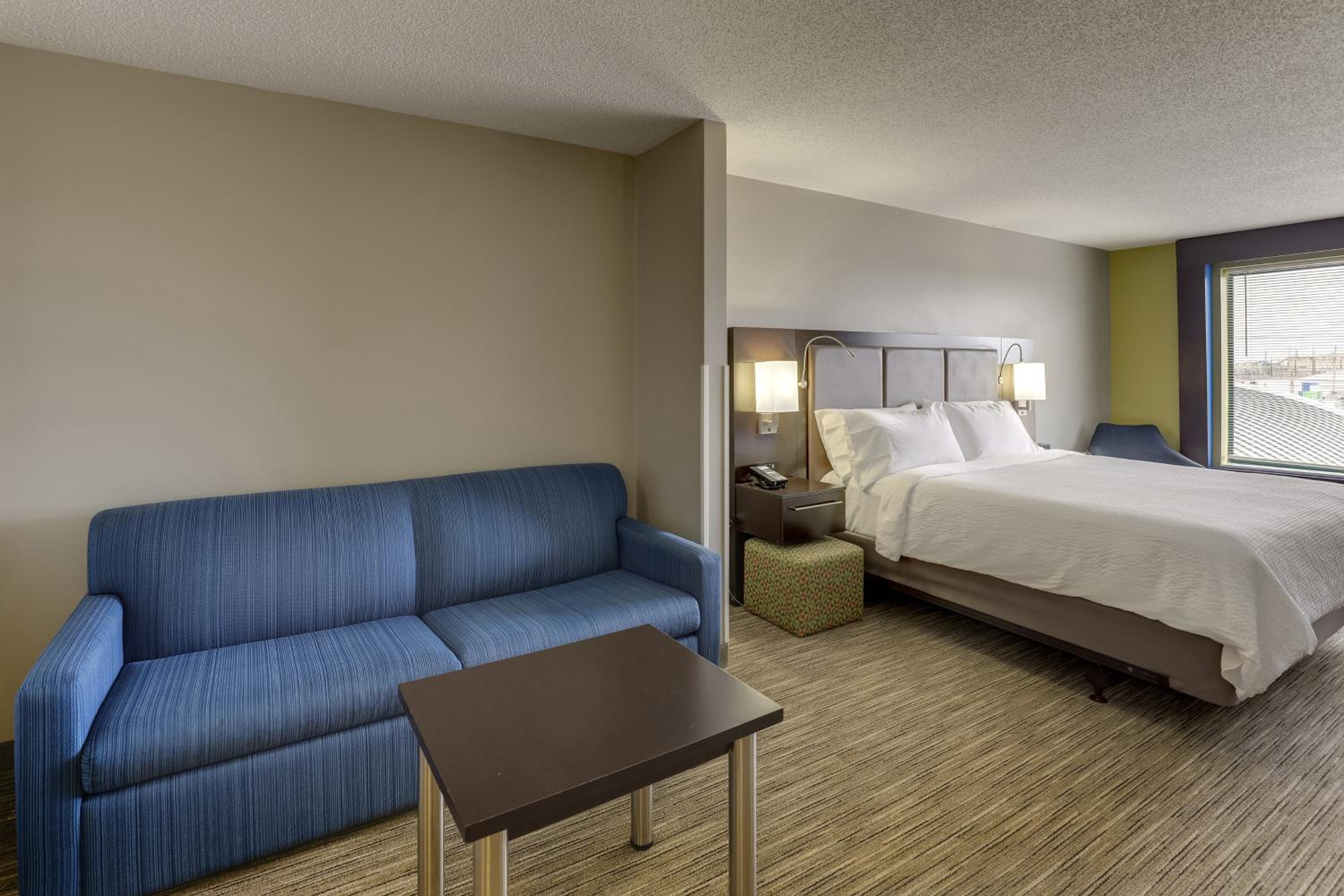 King Suite - Non-Smoking - Photo 10
